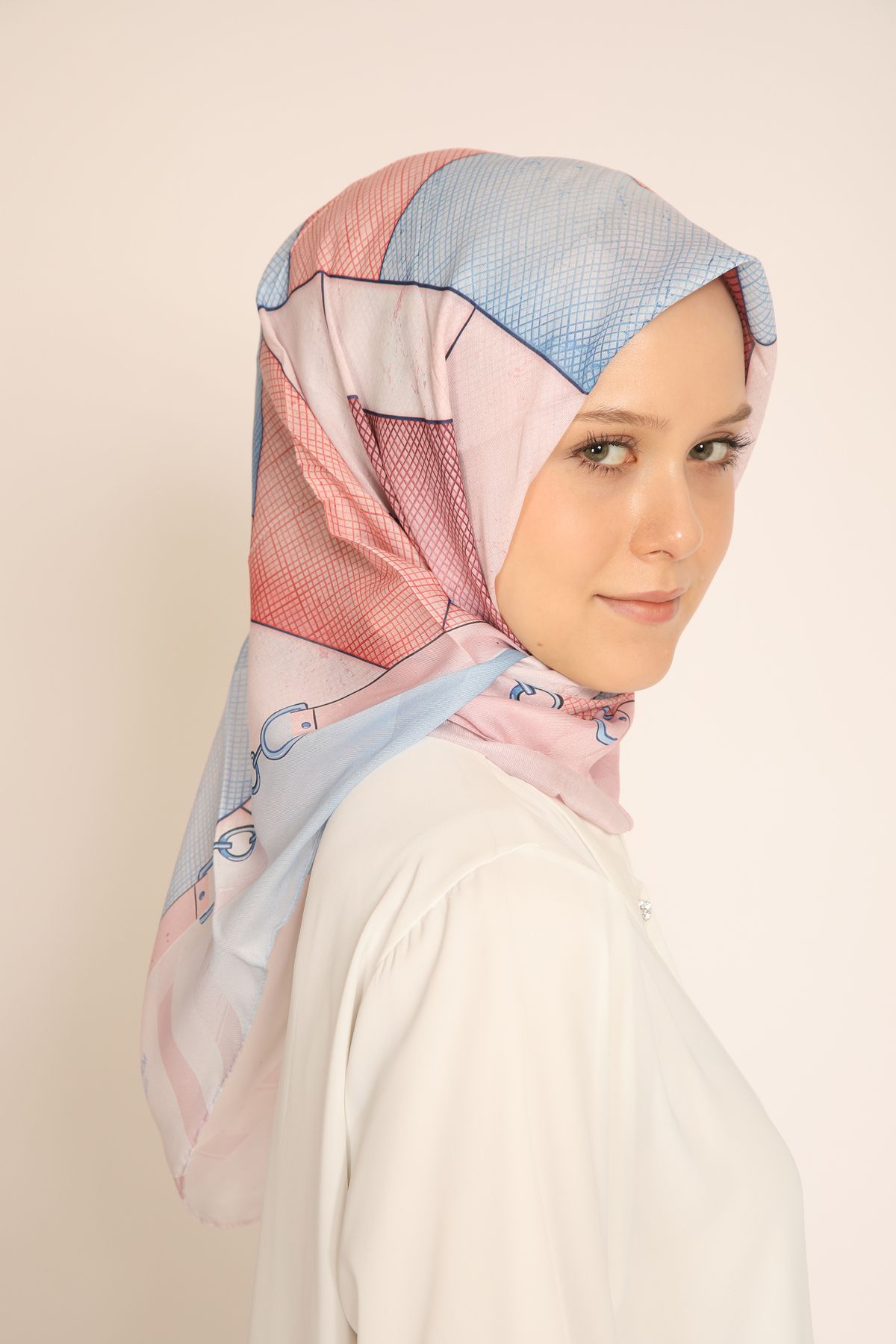 Dia Vela Geometrik Desenli Pastel Renkli Kadın Soft Eşarp – Modern Tasarımlı Şık Soft Yazlık Eşarp