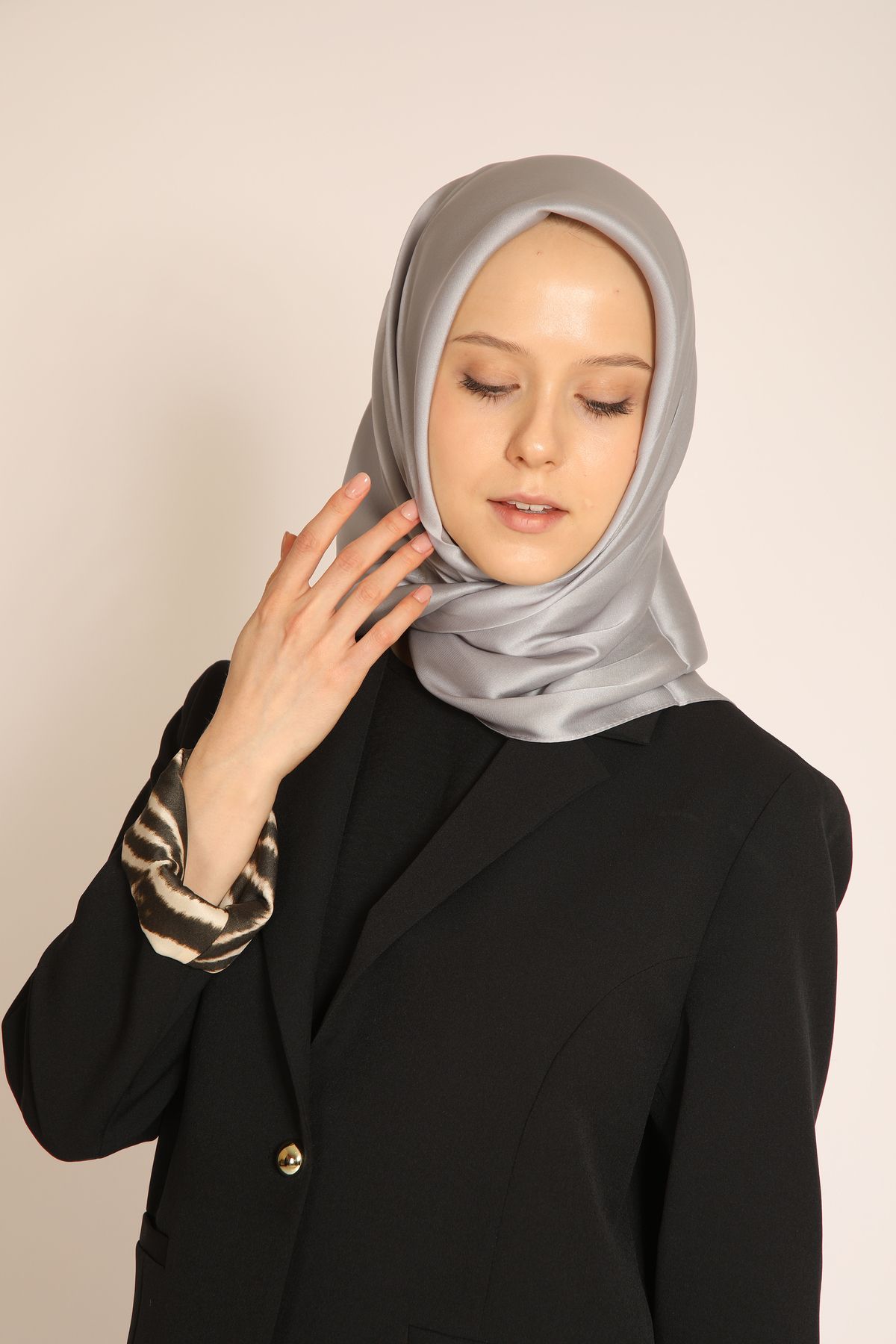 Dia Vela Akel Gümüş Düz Kristal Eşarp – Parlak Dokulu, Modern ve Zarif Eşarp Modeli