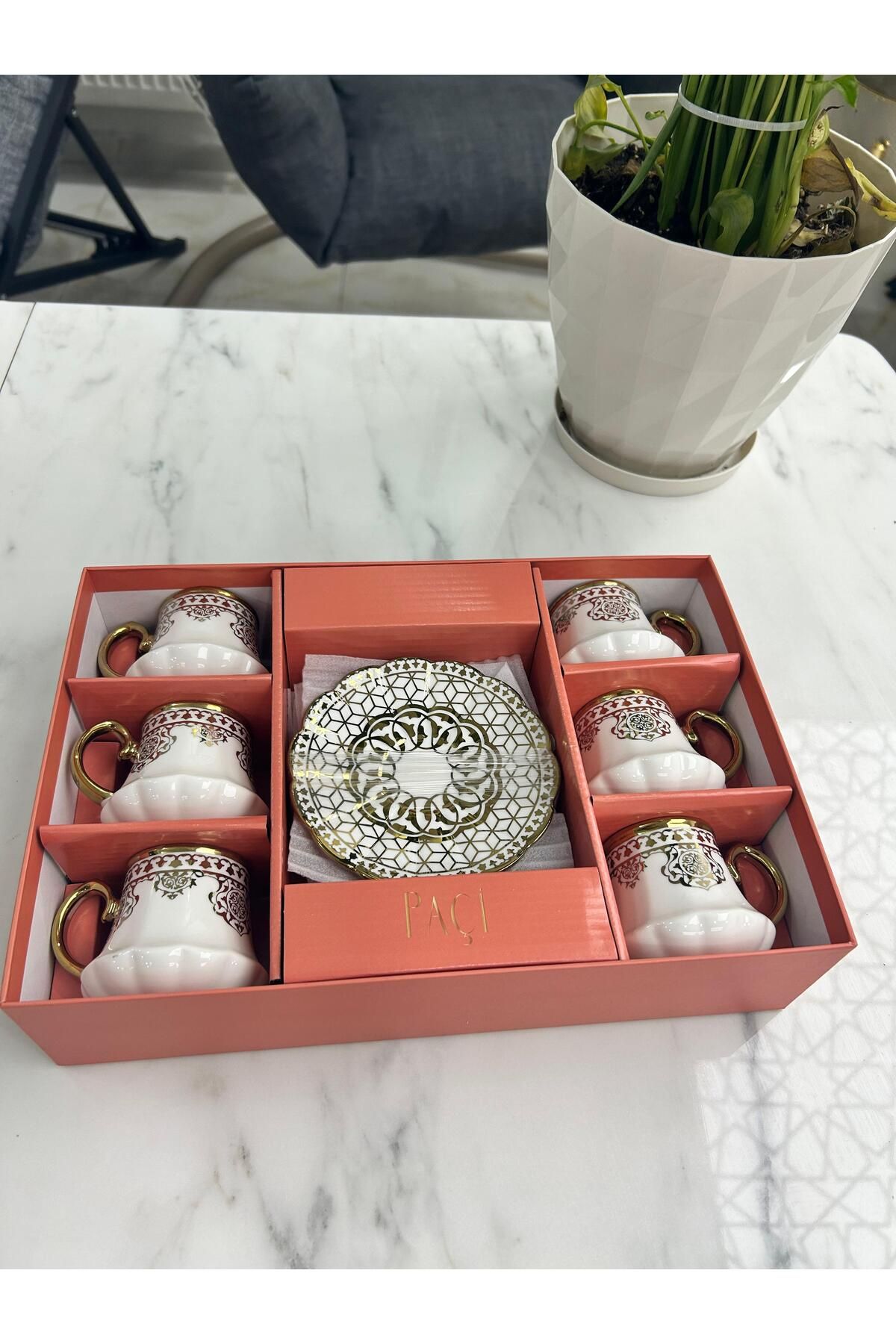Yukar 6 Kişilik Gold Detaylı Modern ve Şık Fincan Takımı Seti 12 Parça