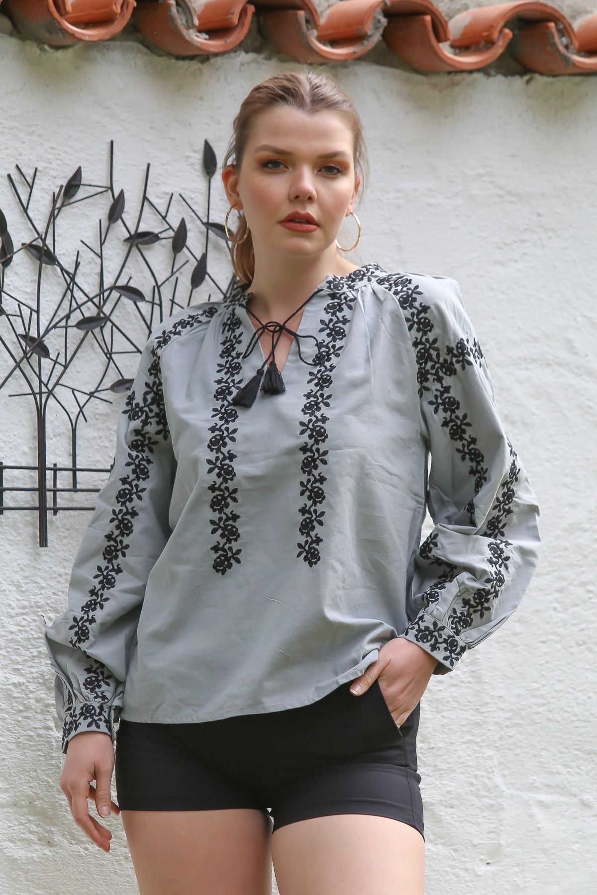Chiccy Gri Yuvarlak Yaka Balon Kol Bağlamalı Nakışlı Casual Dokuma Bluz 65 52