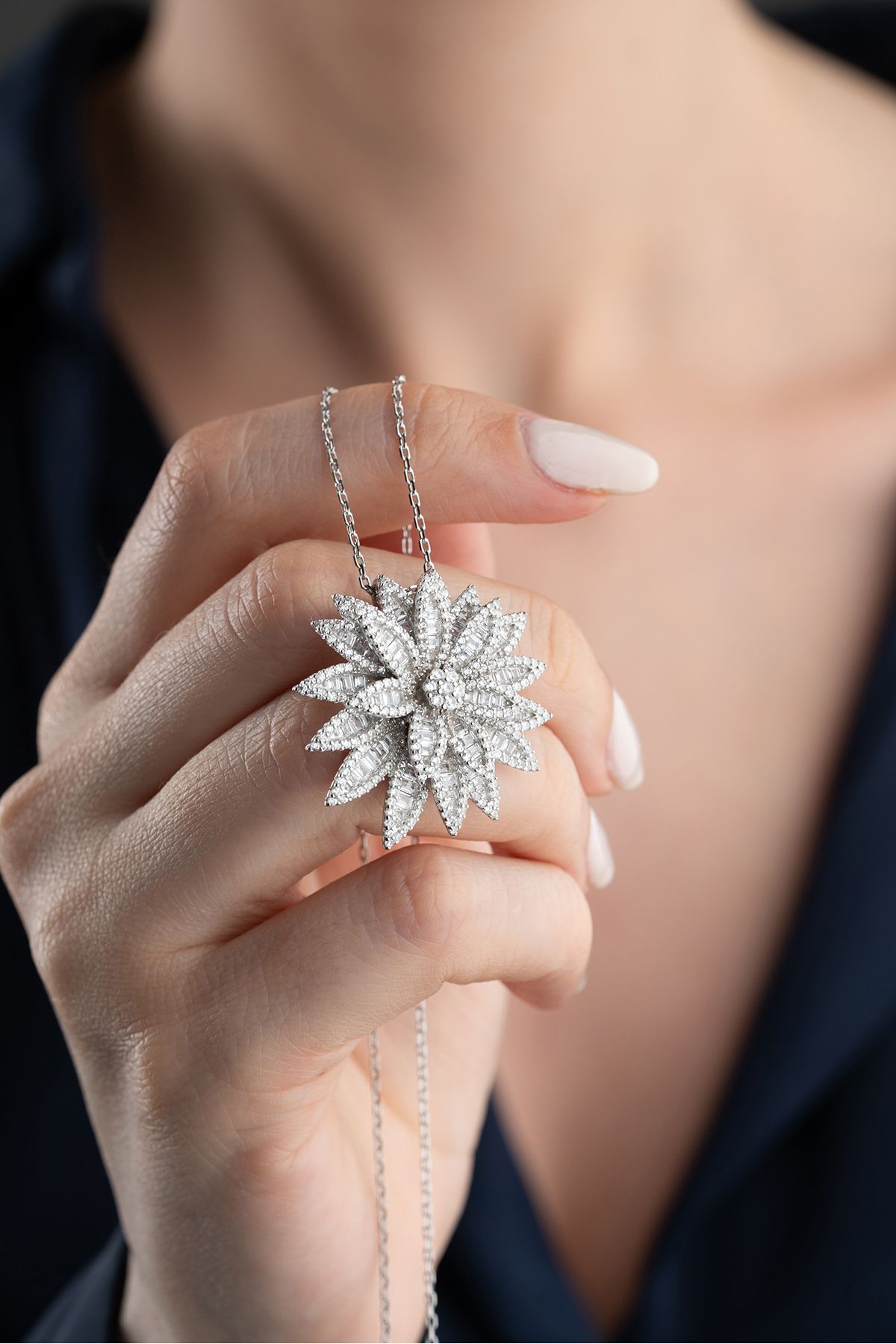 Silvano Jewelry 925 Ayar Gümüş Baget Taşlı Lotus Çiçeği Kolye