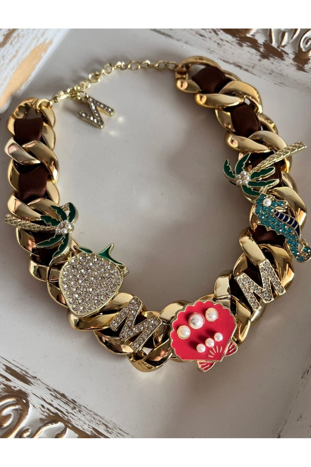Aka Marka model charmlı choker kolye
