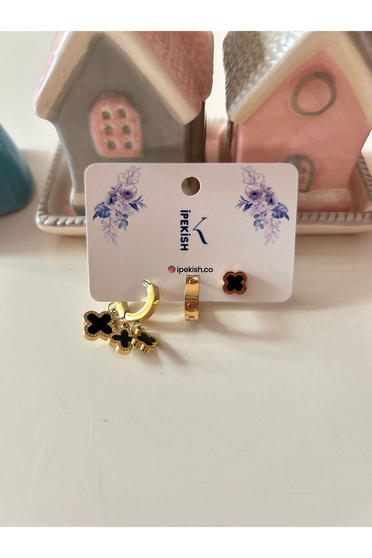 Cheecky Chic İpekish Gold Renk 3’lü Küpe Seti – Paslanmaz Çelik Halka Küpe, Siyah Van Cleef Sallantılı Detaylı