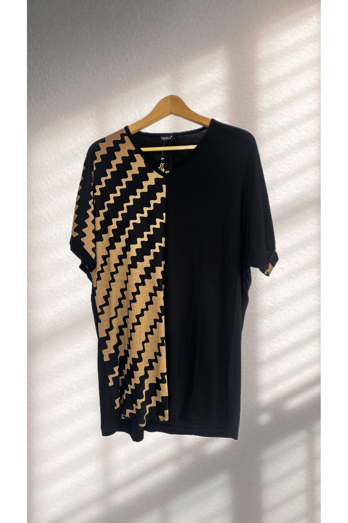 Vinola Yarasa Kol Desenli Oversize Kadın Tişört-Siyah&Gold Zigzag Desen