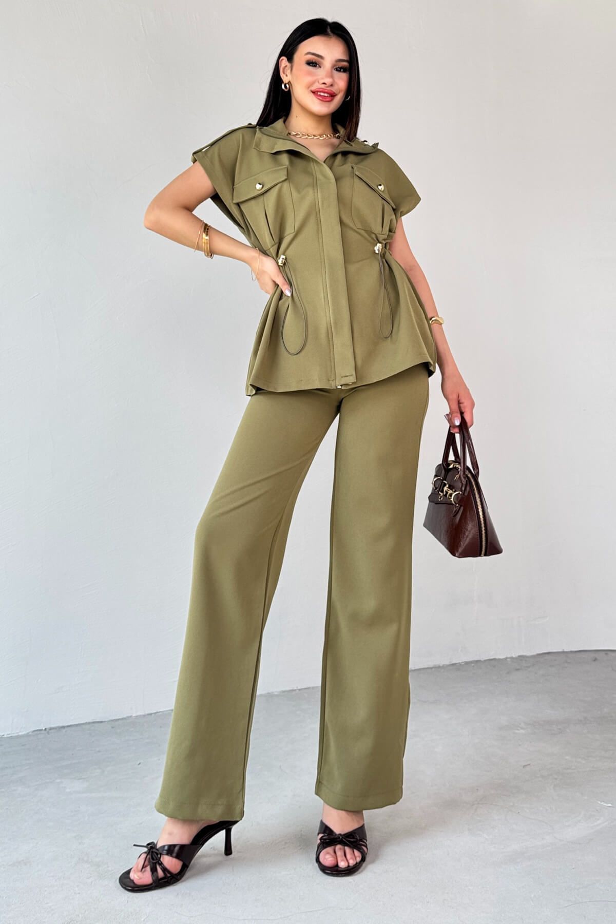 Cappmoda TKM-13294 Haki Fermuarlı Stand Yaka Cepli Üst & Salaş Pantolon İkili Takım