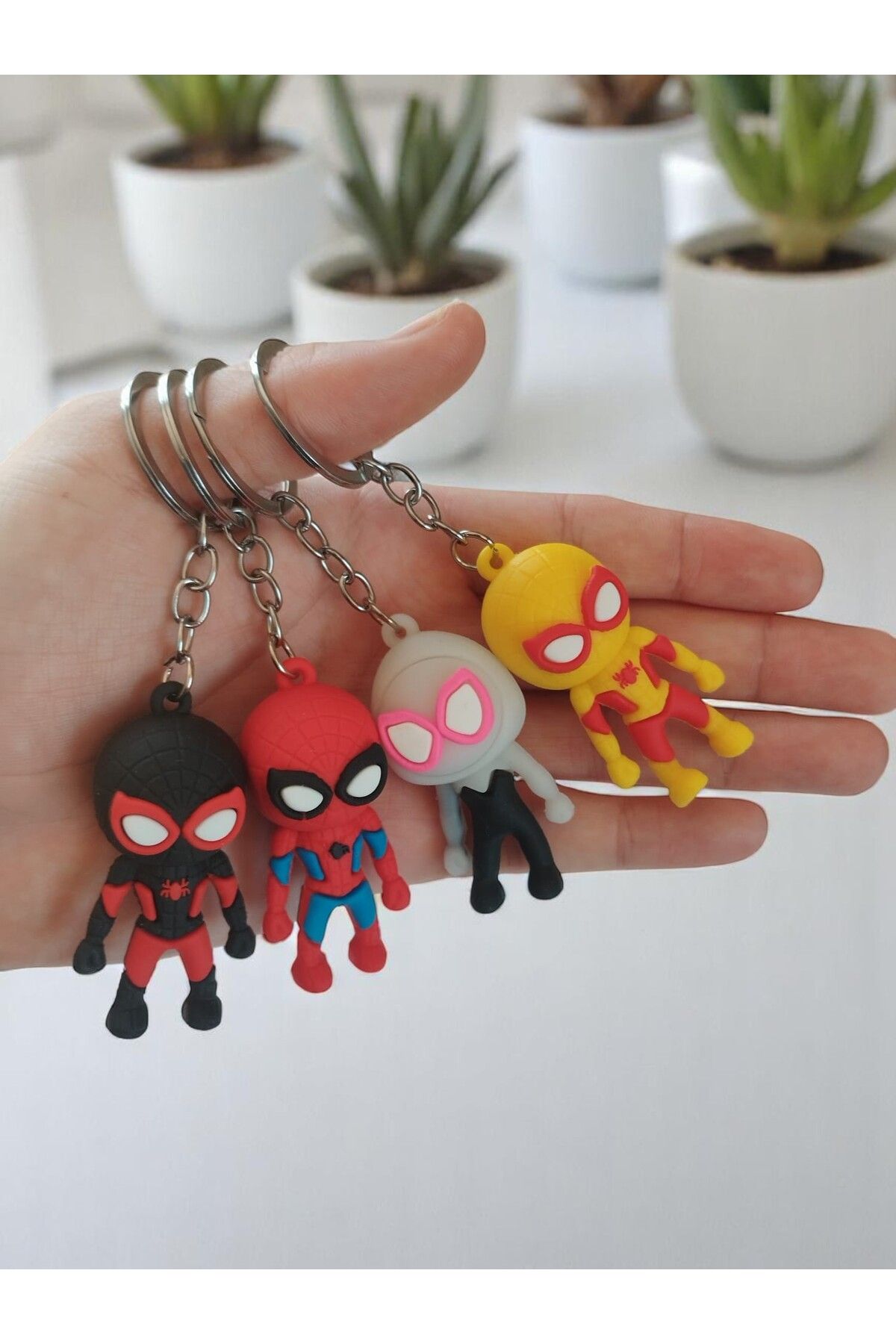 VerdeHome Renkli Spider-Verse Karakterli Anahtarlık Seti (4 Adet) – 3D Tasarımlı Marvel Figürleri