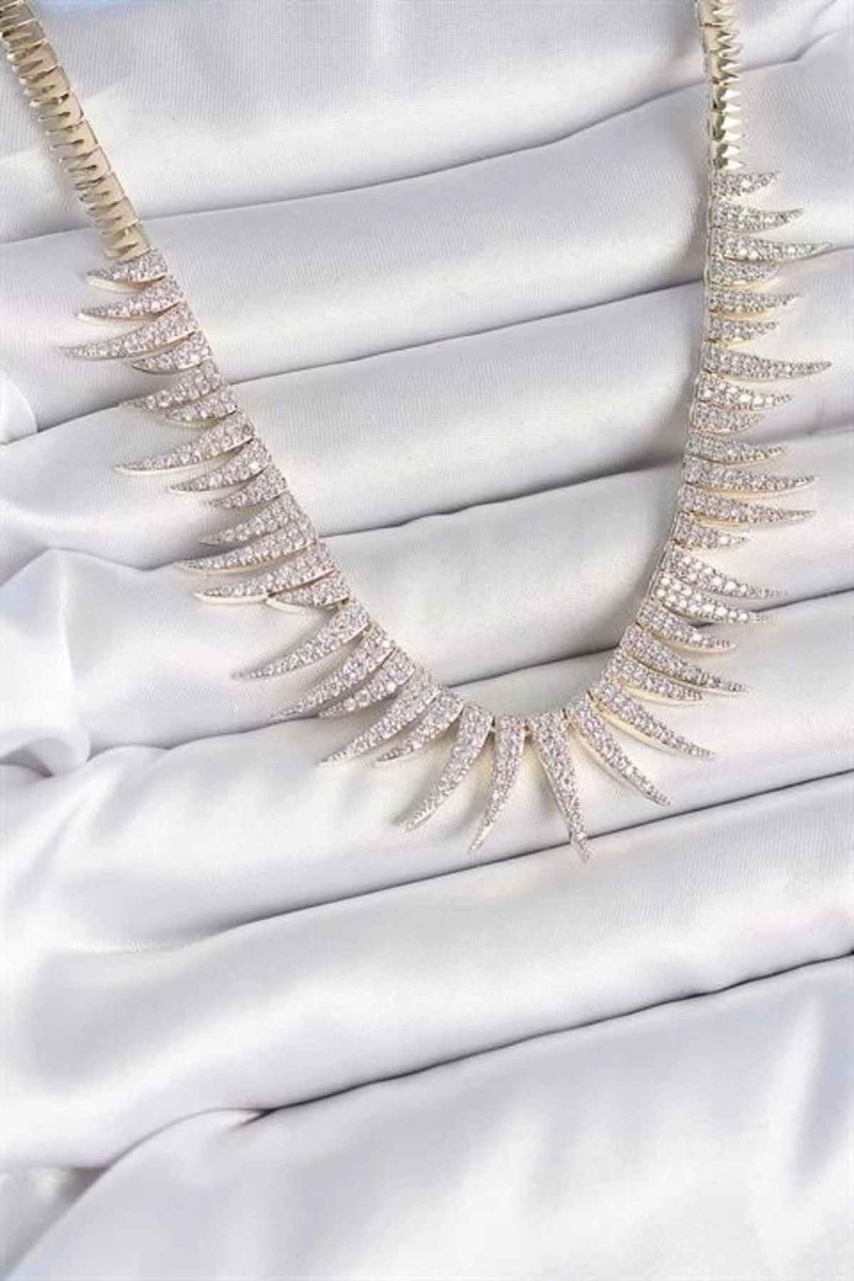FASHIONLINE Pirinç Gold Renk Zirkon Taşlı Sivri Model VIP Seri Kadın Kolye