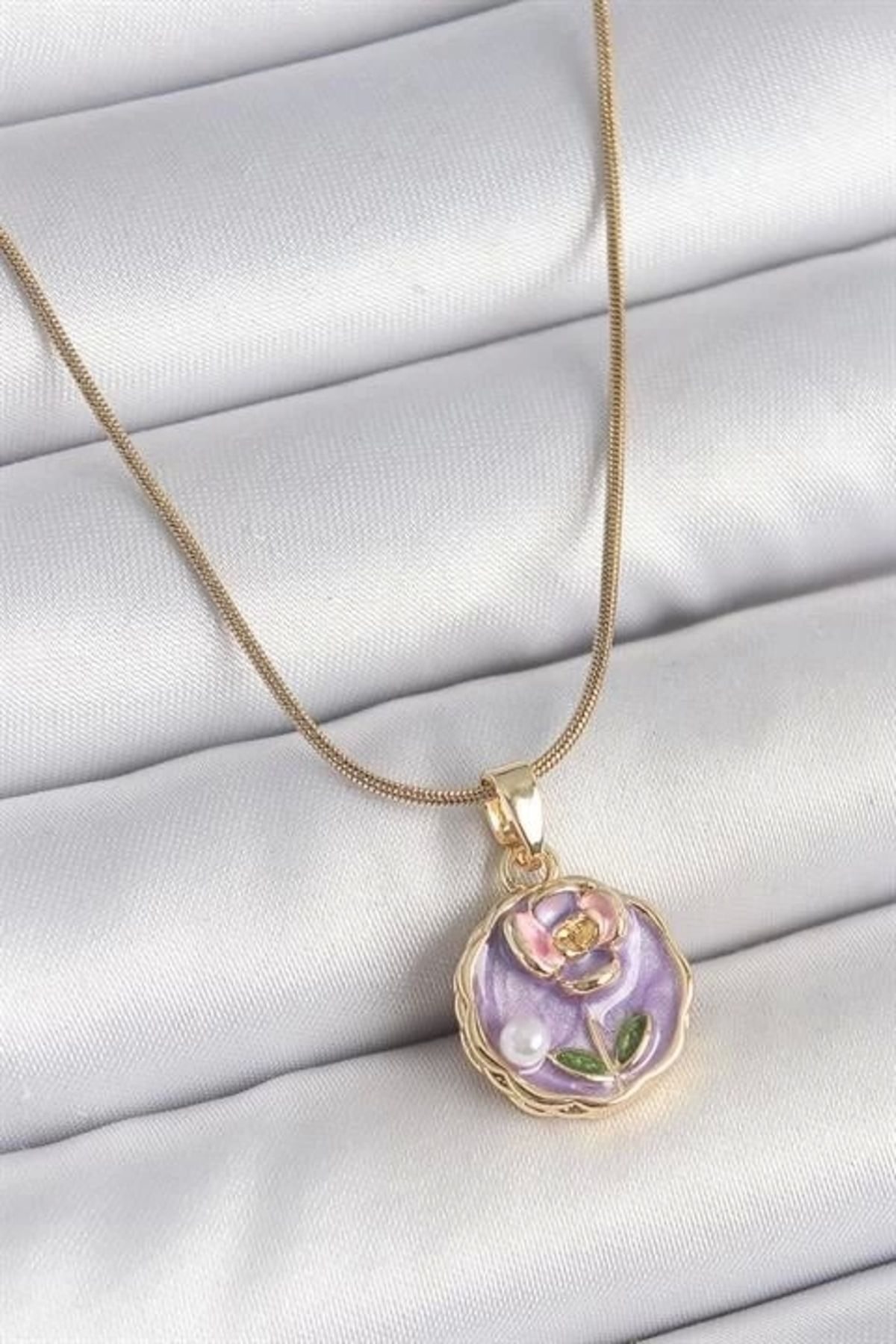 FASHIONLINE 316L Çelik Gold Renk Zincir Mor Minimal Çiçek İşlemeli İnci Detay Portre Model Kadın Kolye