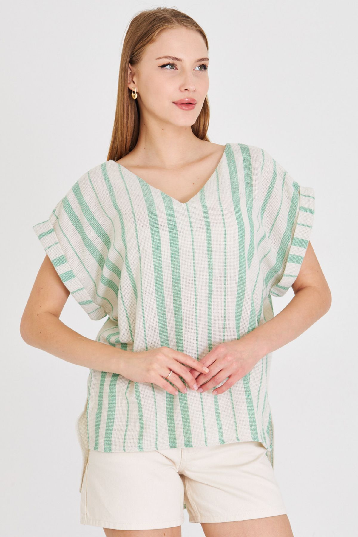 armonika Kadın Açık Yeşil V Yaka Yanları Yırtmaçlı Arkası Uzun Duble Kol Detaylı Oversize Bluz ARM-25Y001056