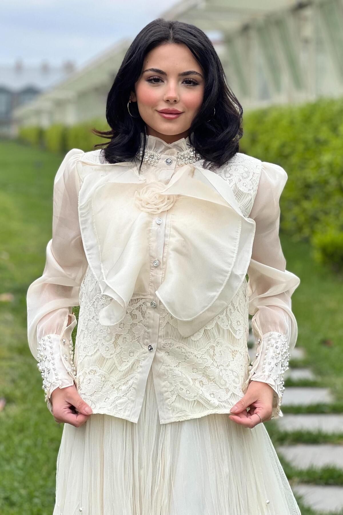 Mahal Kolları Geniş Manşetli İncili Güpür Gömlek