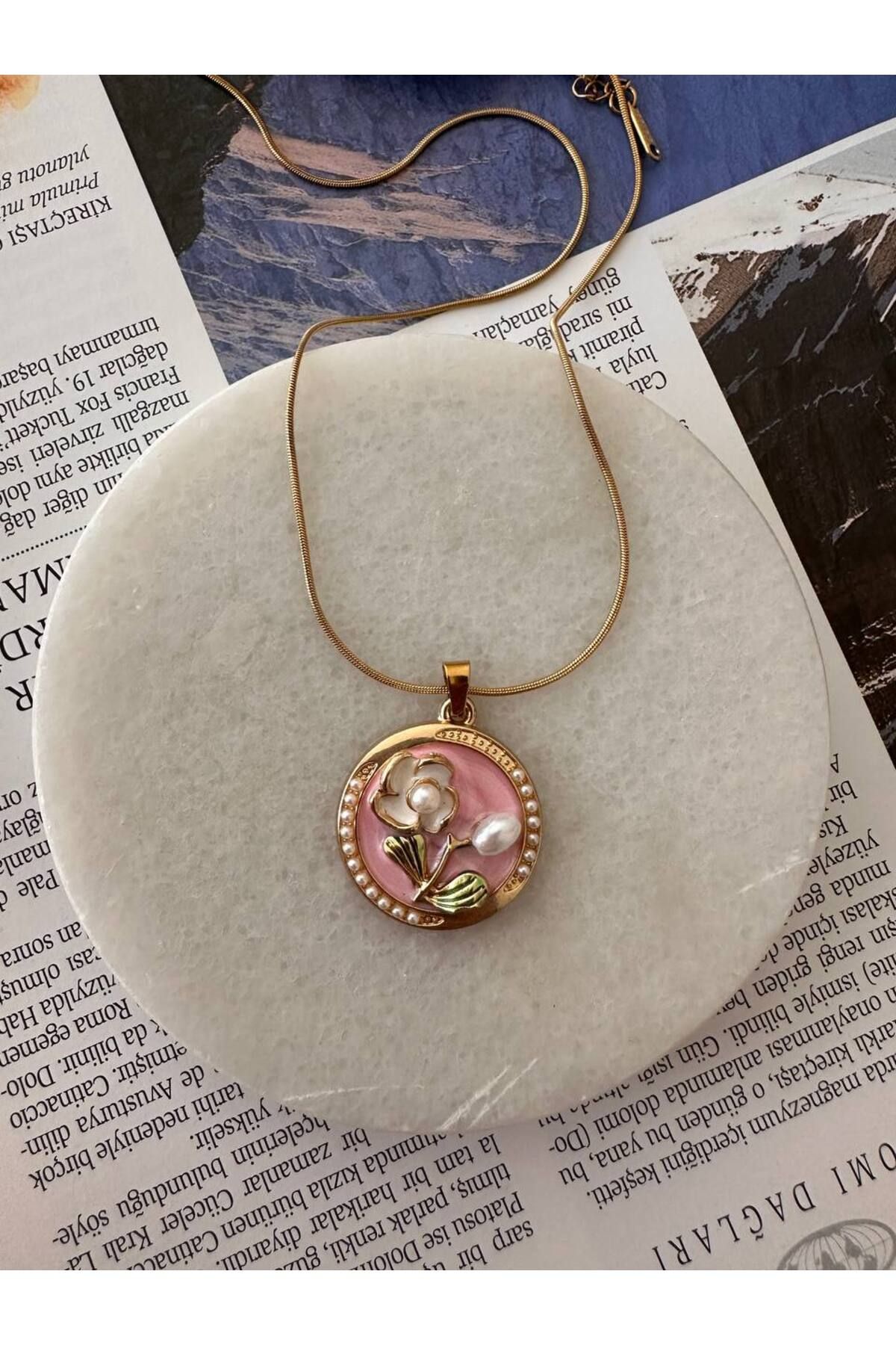 Esmeray Aksesuar Gold Renk Paslanmaz Çelik İnci ve Mineli Çiçek Figürlü Plaka Retro Kolye Uzunluk 40 cm. 45 cm.