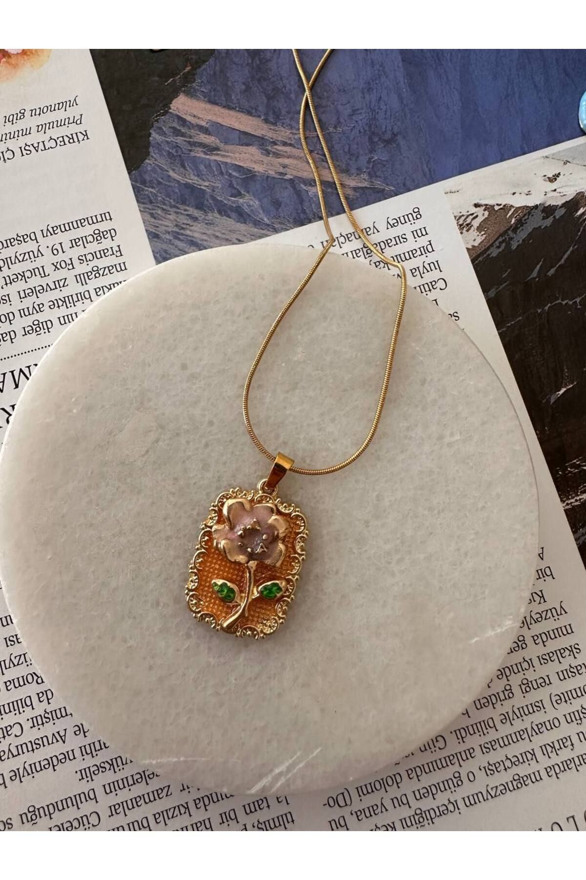 Esmeray Aksesuar Gold Renk Paslanmaz Çelik Mineli Çiçek Figürlü Plaka Retro Kolye Uzunluk 40 cm. 45 cm.