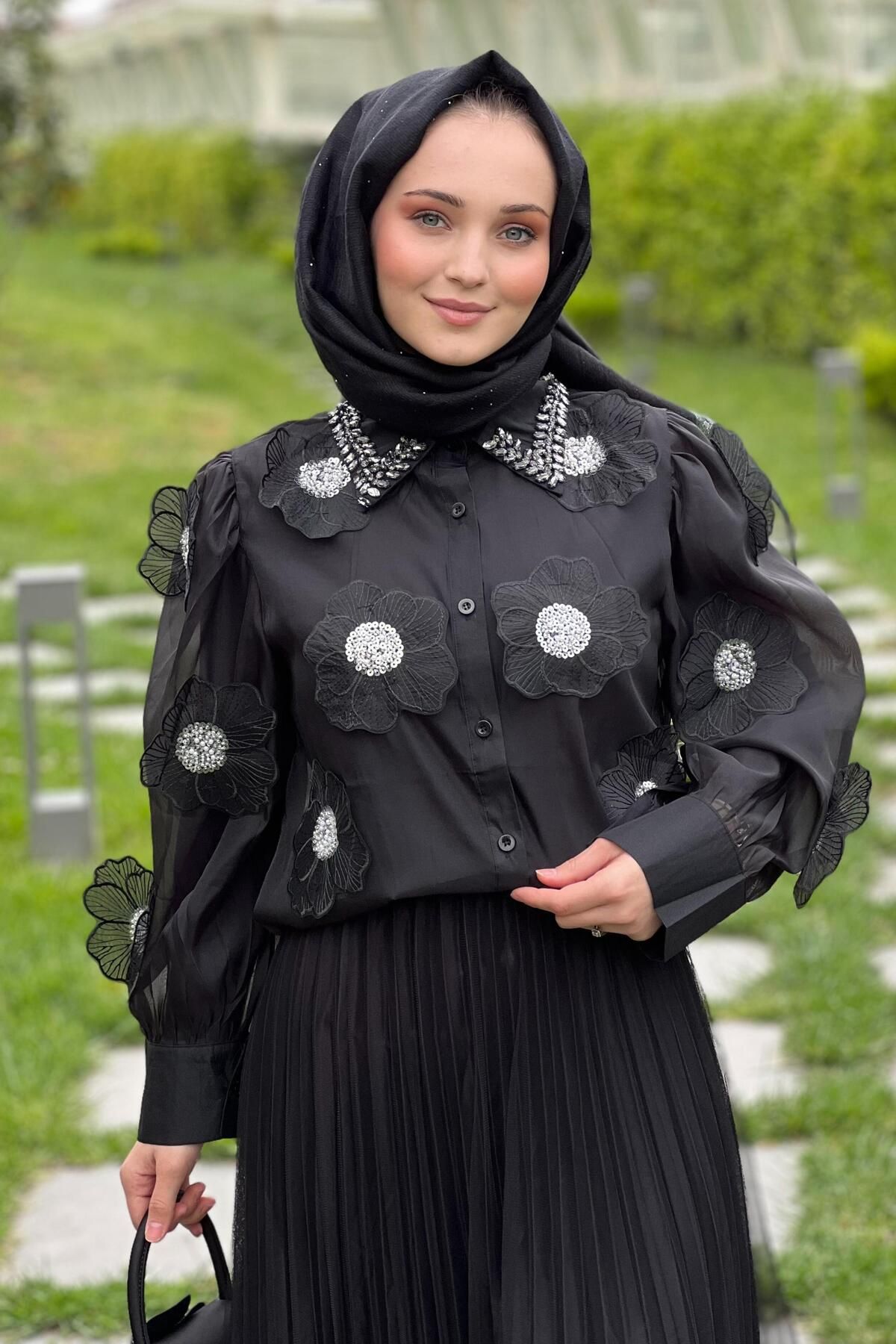 Mahal Yakası Taşlı Kabartma Gül Detaylı Organze Gömlek