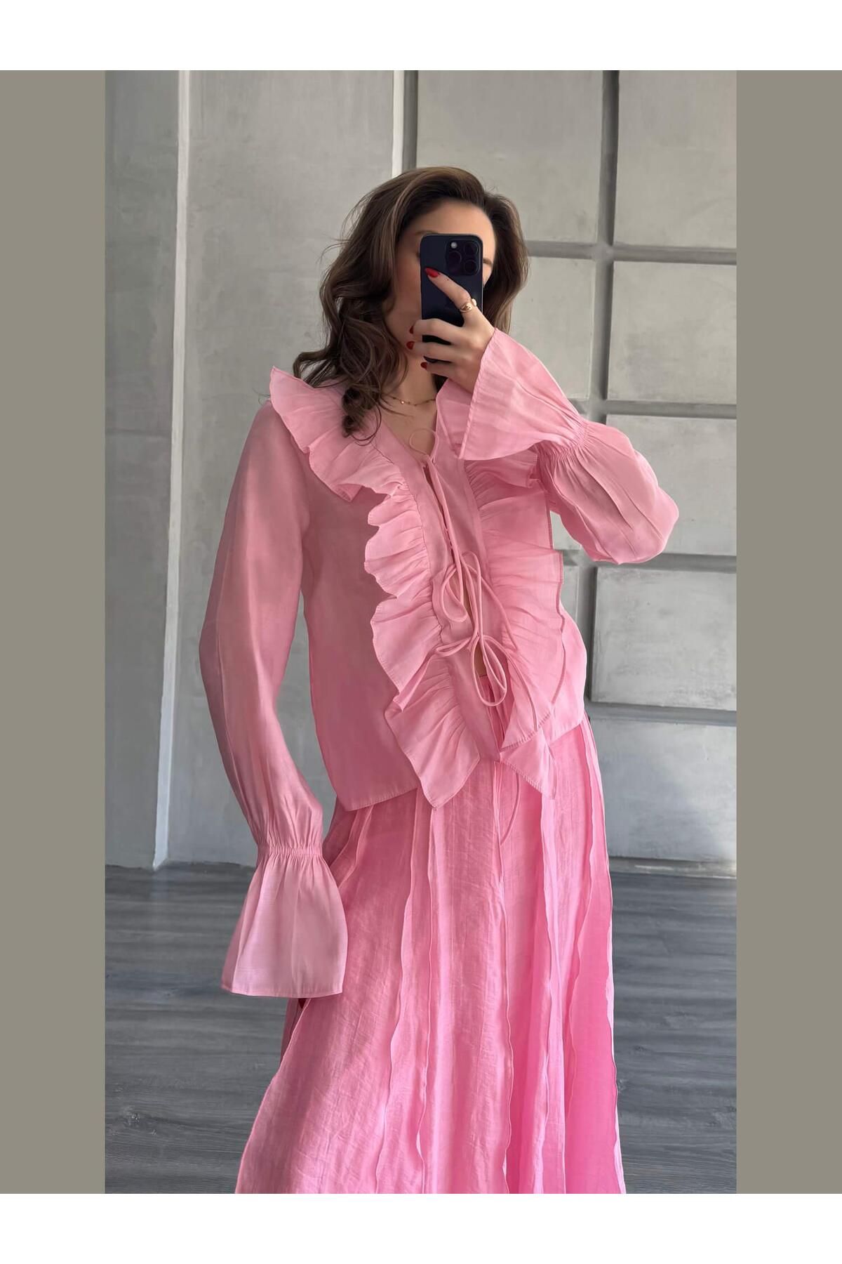 Coral Önü Bağlamalı V Yaka Fırfırlı Bluz Pembe
