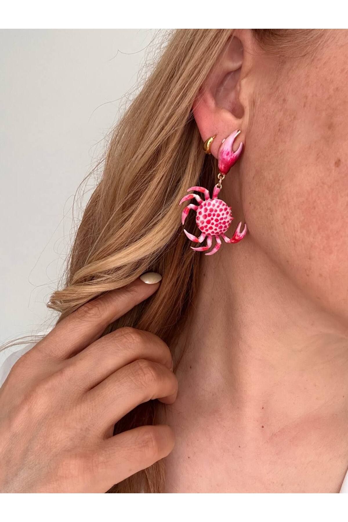 Esmeray Aksesuar Gold Renk Rodyum Kaplama Pembe Yengeç Sallantılı Küpe Uzunluk 6 cm.