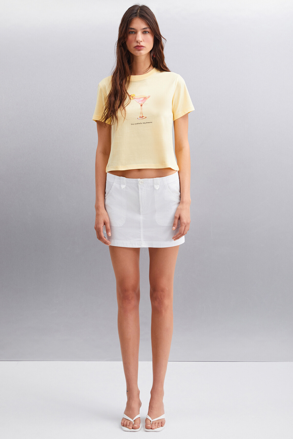 GRIMELANGE  Ivonne Kadın Cocktail Baskı Desenli Kısa Kollu Organik Pamuklu Bisiklet Yaka Crop Sarı T-shirt - Görsel 2