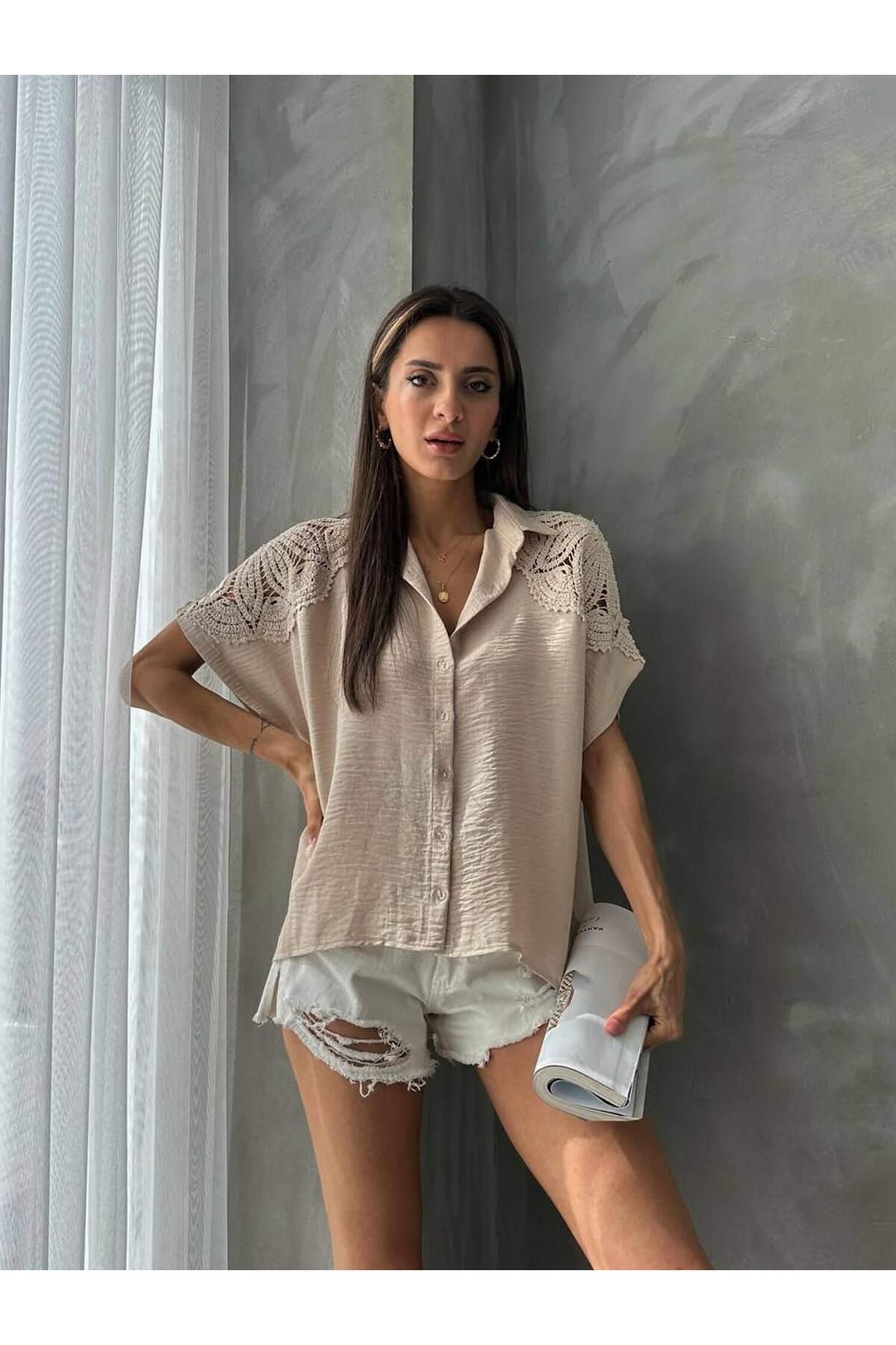 Coral Omzu Dantelli Gömlek Taş