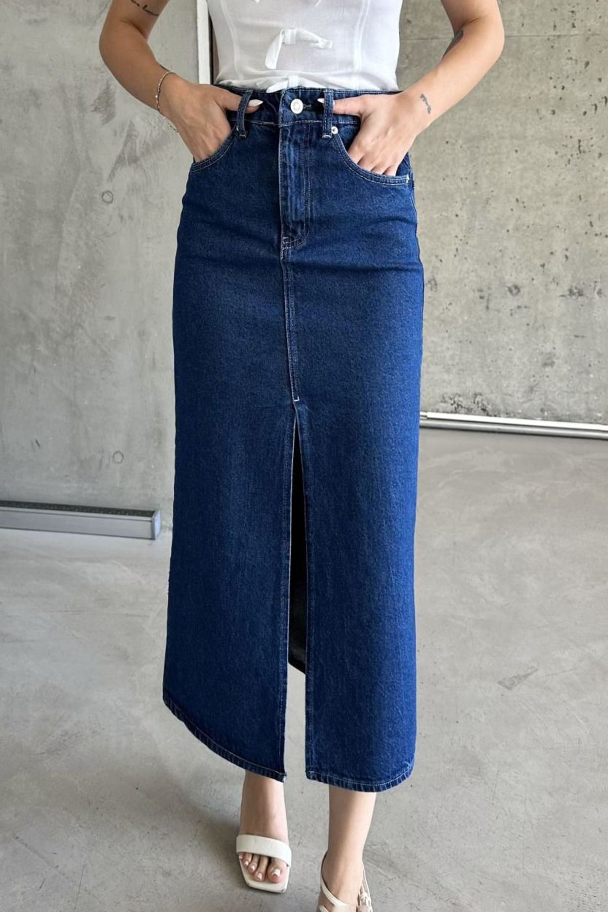 MissThetis Yüksek Bel Düğmeli Fermuarlı Çift Cepli Düz Straight Kesim Midi Boy Önü Yırtmaçlı Denim Kot Etek