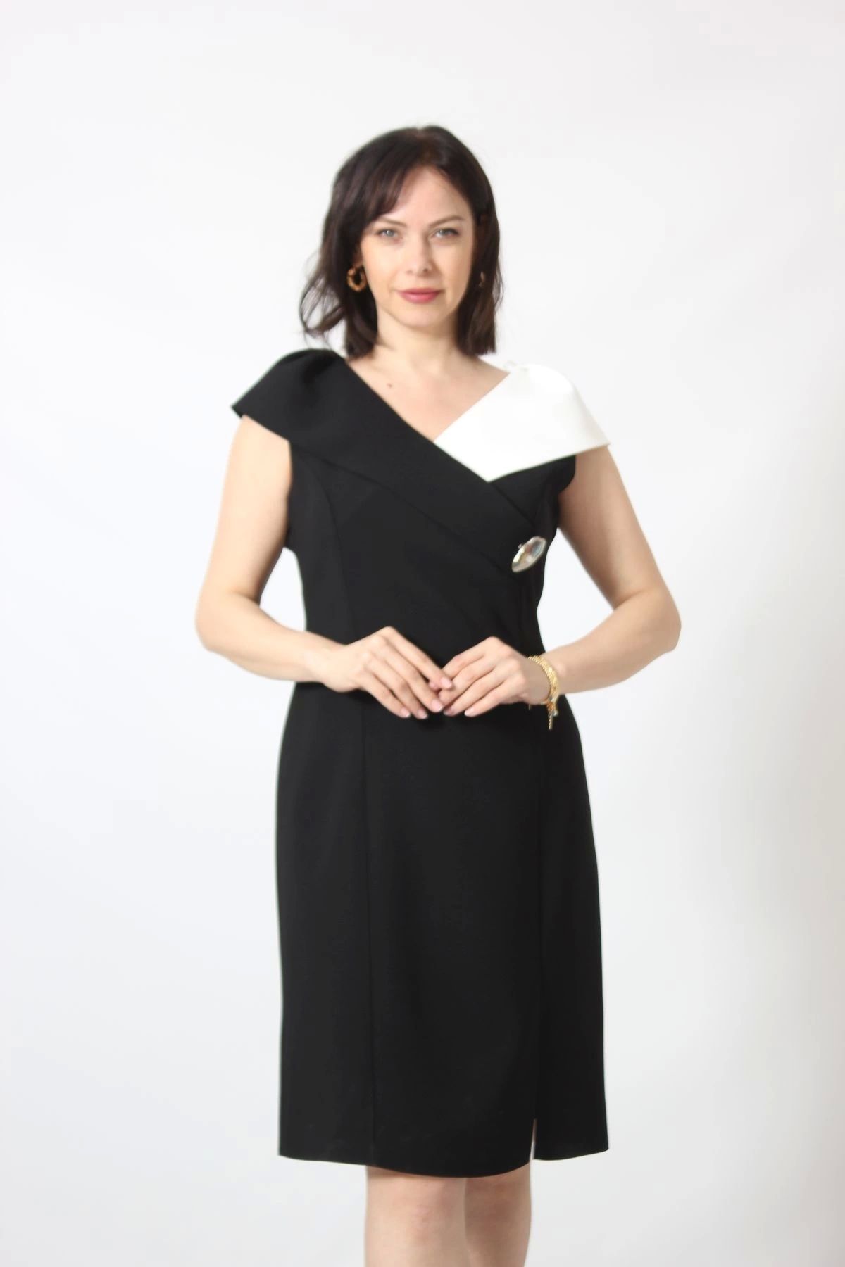 Moda Berray 1001-MADONNA YAKA İNCİLİ MİDYE AKSESUARLI KREP KUMAS SİYAH ELBİSE