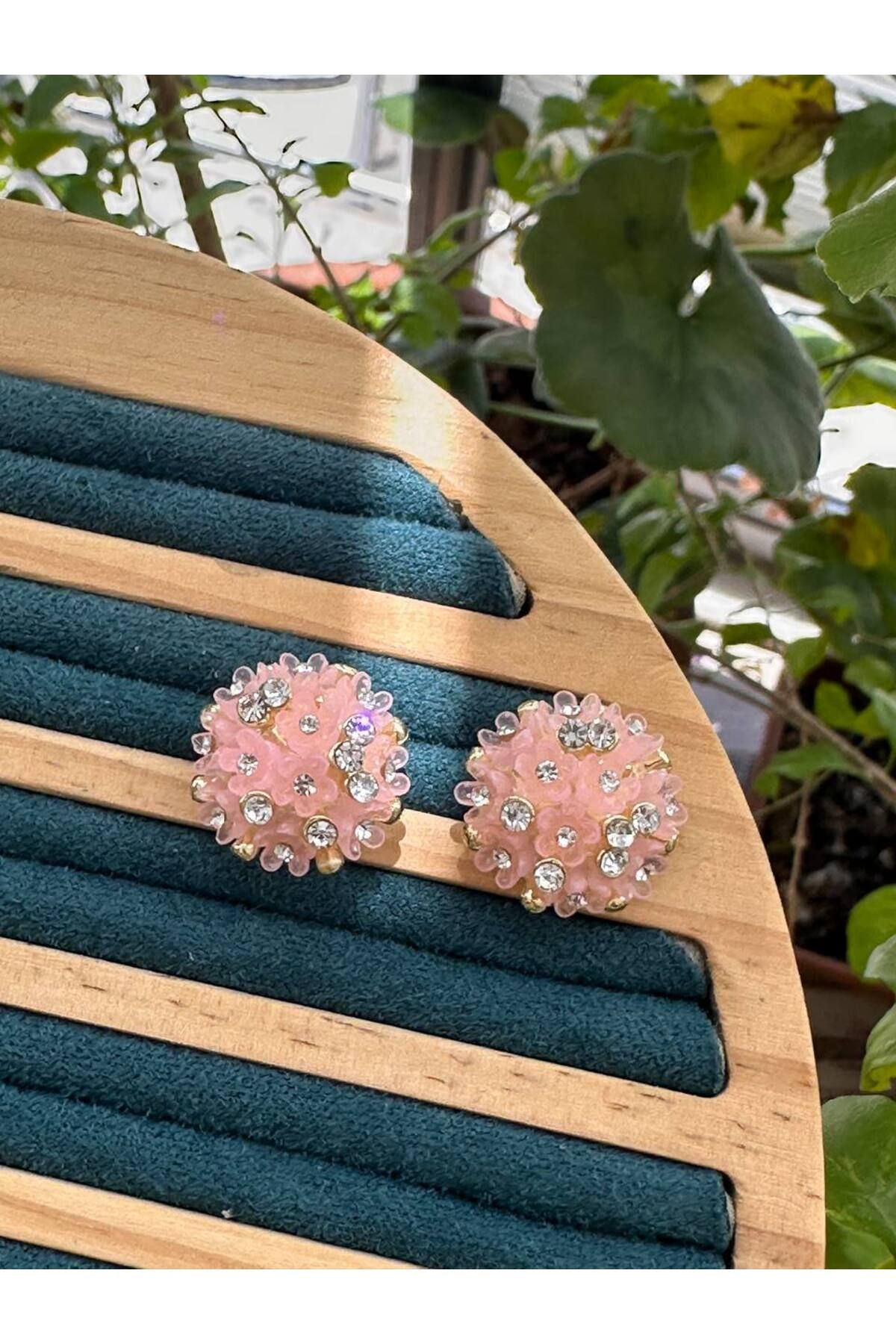 Esmeray Aksesuar Gold Renk Rodyum Kaplama Zirkon Taşlı Pudra Renk Çiçek Tasarım Küpe En Boy 2 cm.