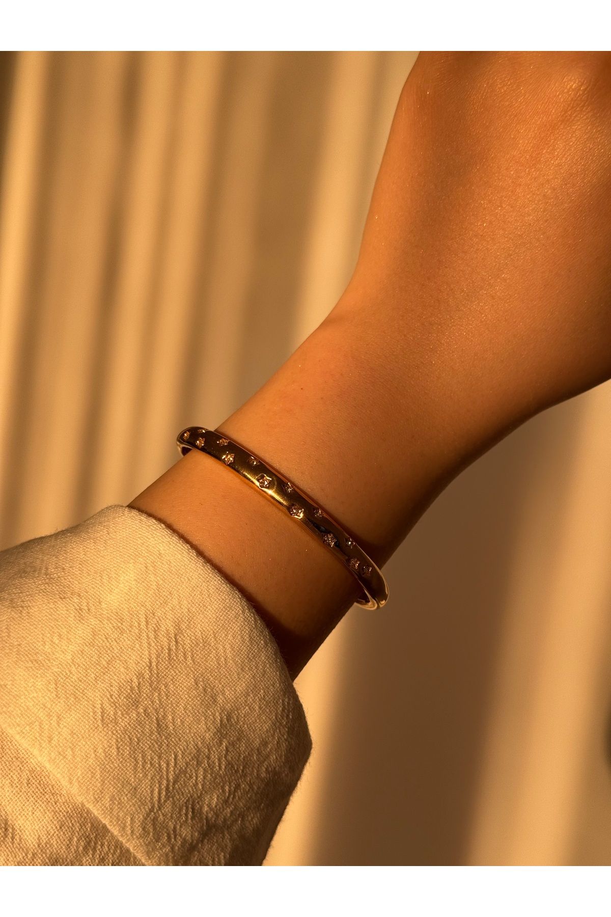 Vola Collection Beyaz Taşlı Yıldız Motifli Çelik Gold Bileklik