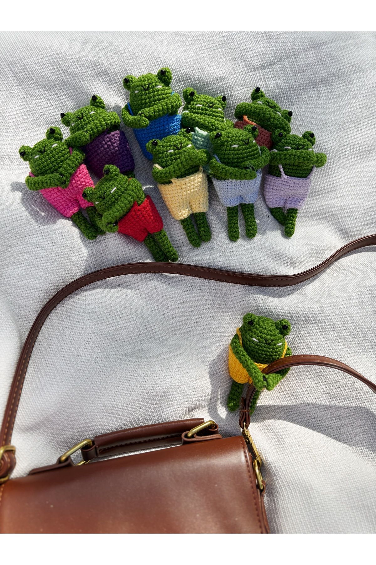 Sustaina Craft Kurbağa Amigurumi Çanta Charmı, Sarılan Kurbağa Çanta Süsü