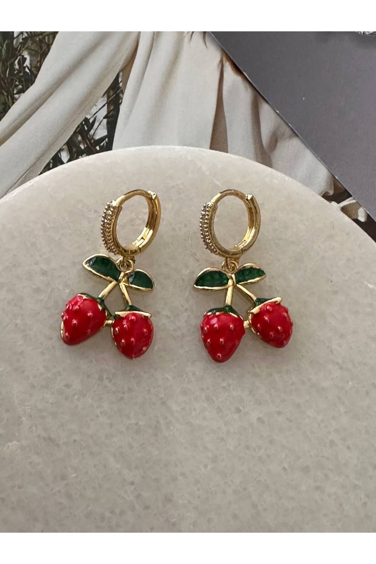Esmeray Aksesuar Gold Renk Rodyum Kaplama Zirkon Taşlı Çilek Sallantılı Halka Küpe Genişlik 1,3 cm. Uzunluk 3,5 cm.