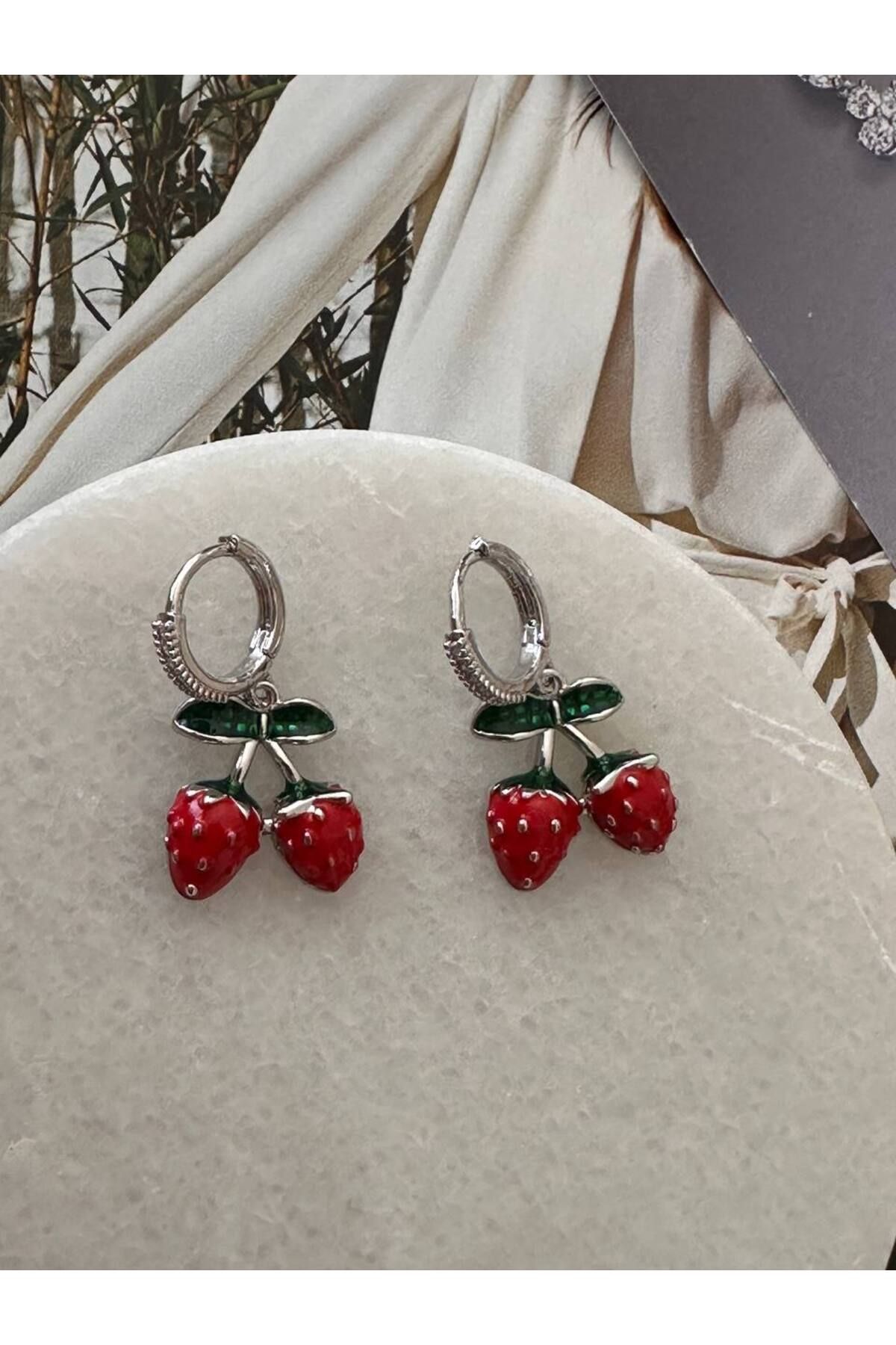 Esmeray Aksesuar Gümüş Renk Rodyum Kaplama Zirkon Taşlı Çilek Sallantılı Halka Küpe Genişlik 1,3 cm. Uzunluk 3,5 cm.