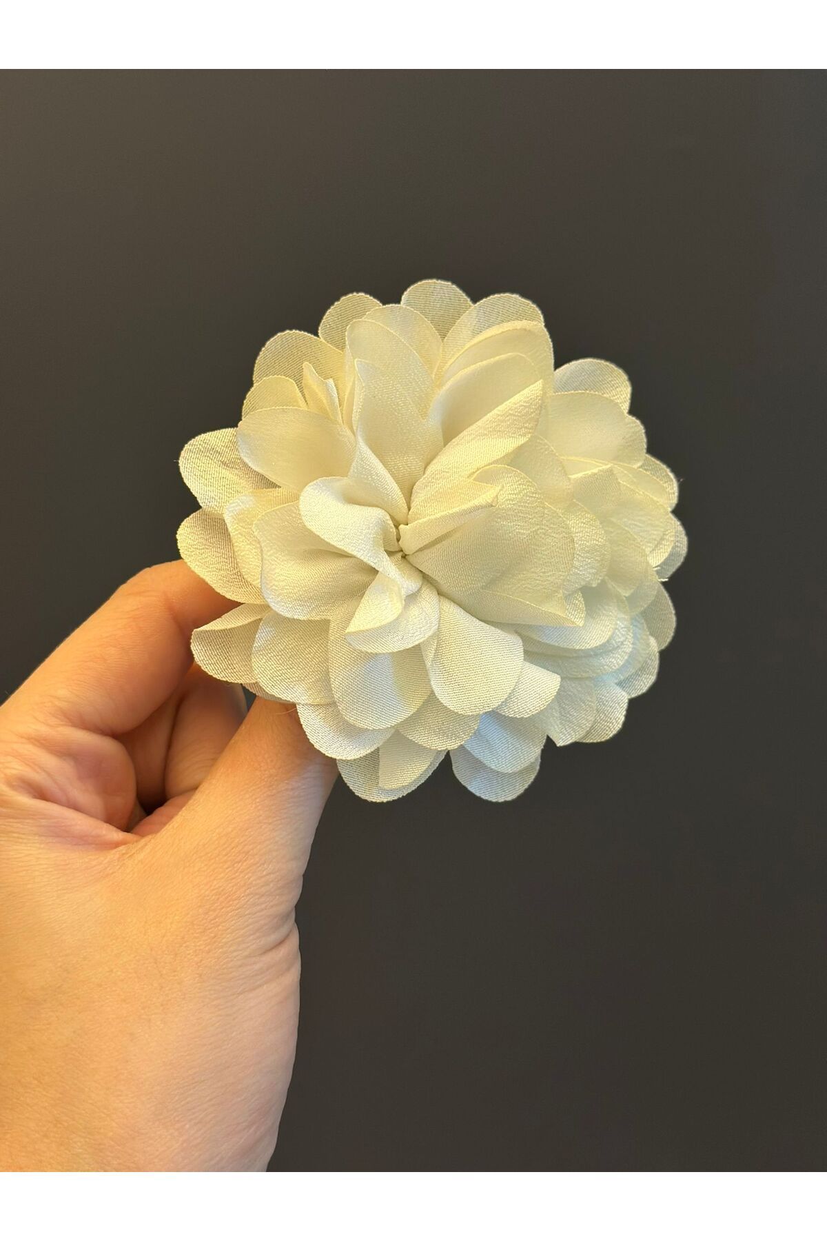 Gönülden Tasarım KABARTMA ÇİÇEK BROŞ YAKA İĞNESİ GİYİM AKSESUARI 10X10 CM Beyaz
