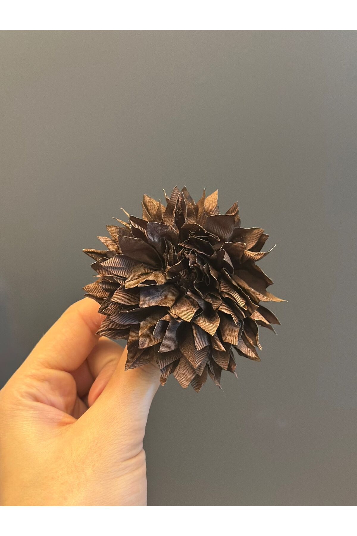 Gönülden Tasarım KABARTMA ÇİÇEK BROŞ YAKA İĞNESİ GİYİM AKSESUARI 8X8 CM KAHVERENGİ