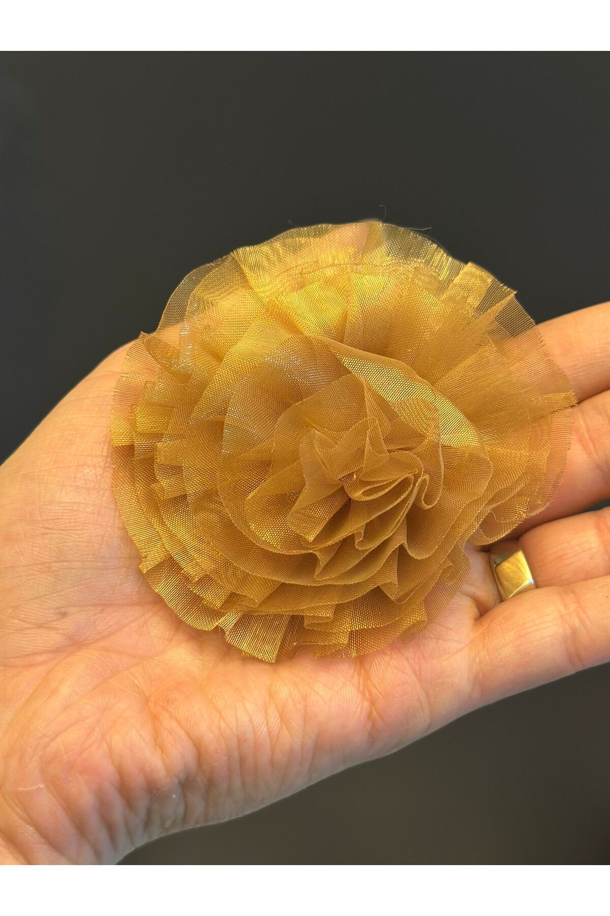 Gönülden Tasarım HARDAL RENK KABARTMA ÇİÇEK BROŞ YAKA İĞNESİ GİYİM AKSESUARI 9X9 CM