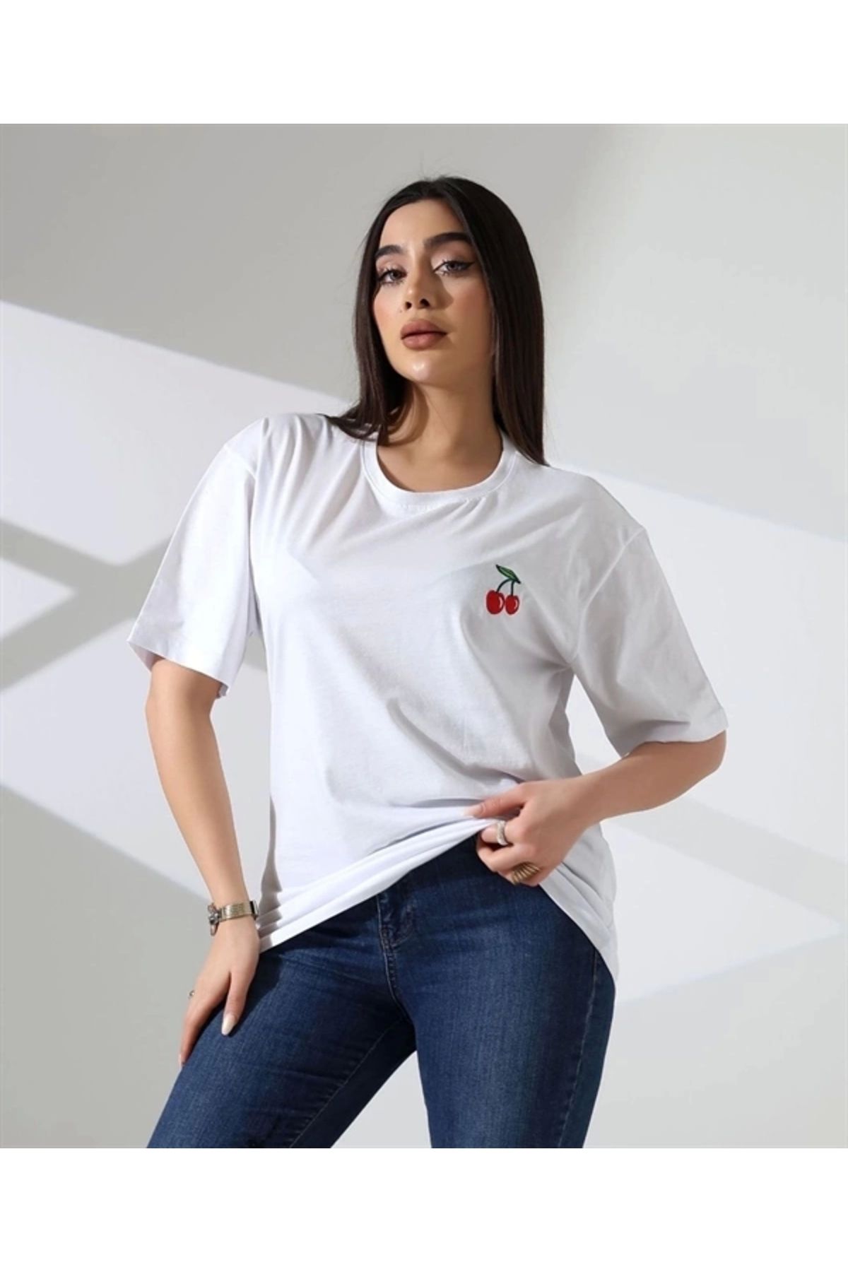 Lale Moda Kiraz işlemeli Kadın T-Shirt