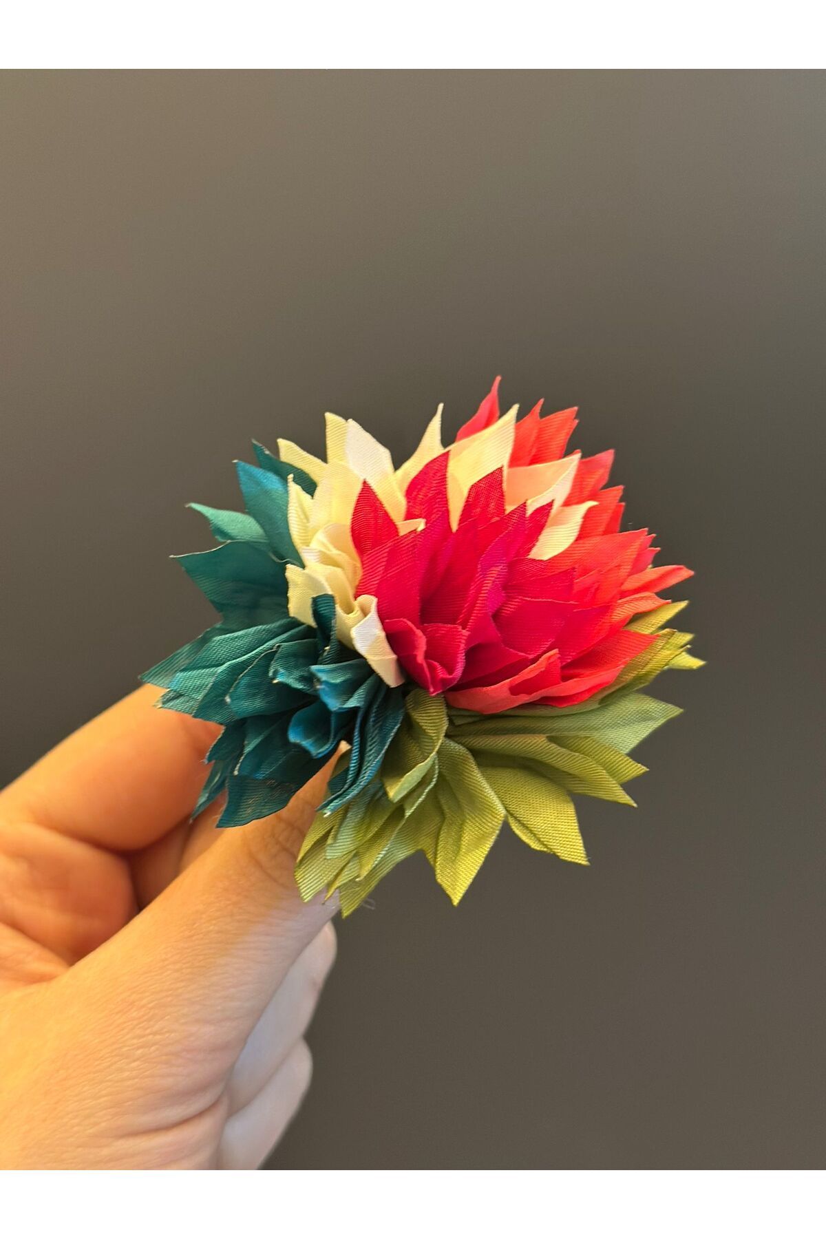 Gönülden Tasarım KABARTMA ÇİÇEK BROŞ YAKA İĞNESİ GİYİM AKSESUARI 8X8 CM RENKLİ