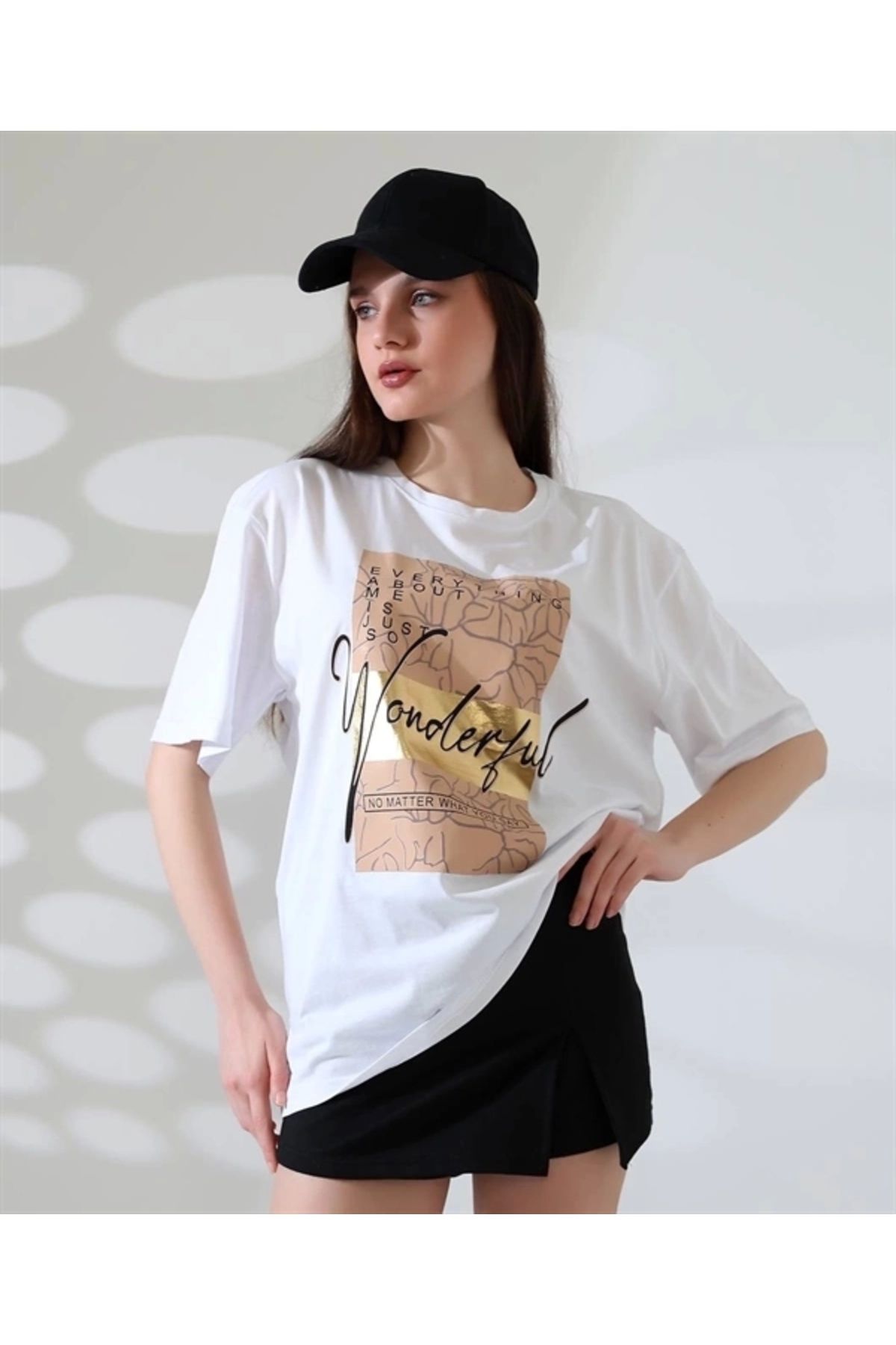 Lale Moda Varak Baskılı imza desen Kadın T-Shirt