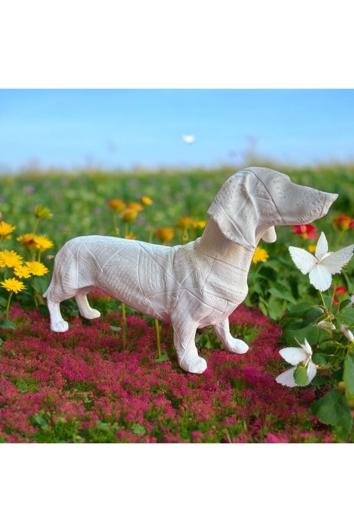 Atölye Kiraz Ham Polyester Gazete Desenli Köpek Figürü – Boyanabilir Hobi Ürünü 42x22 cm