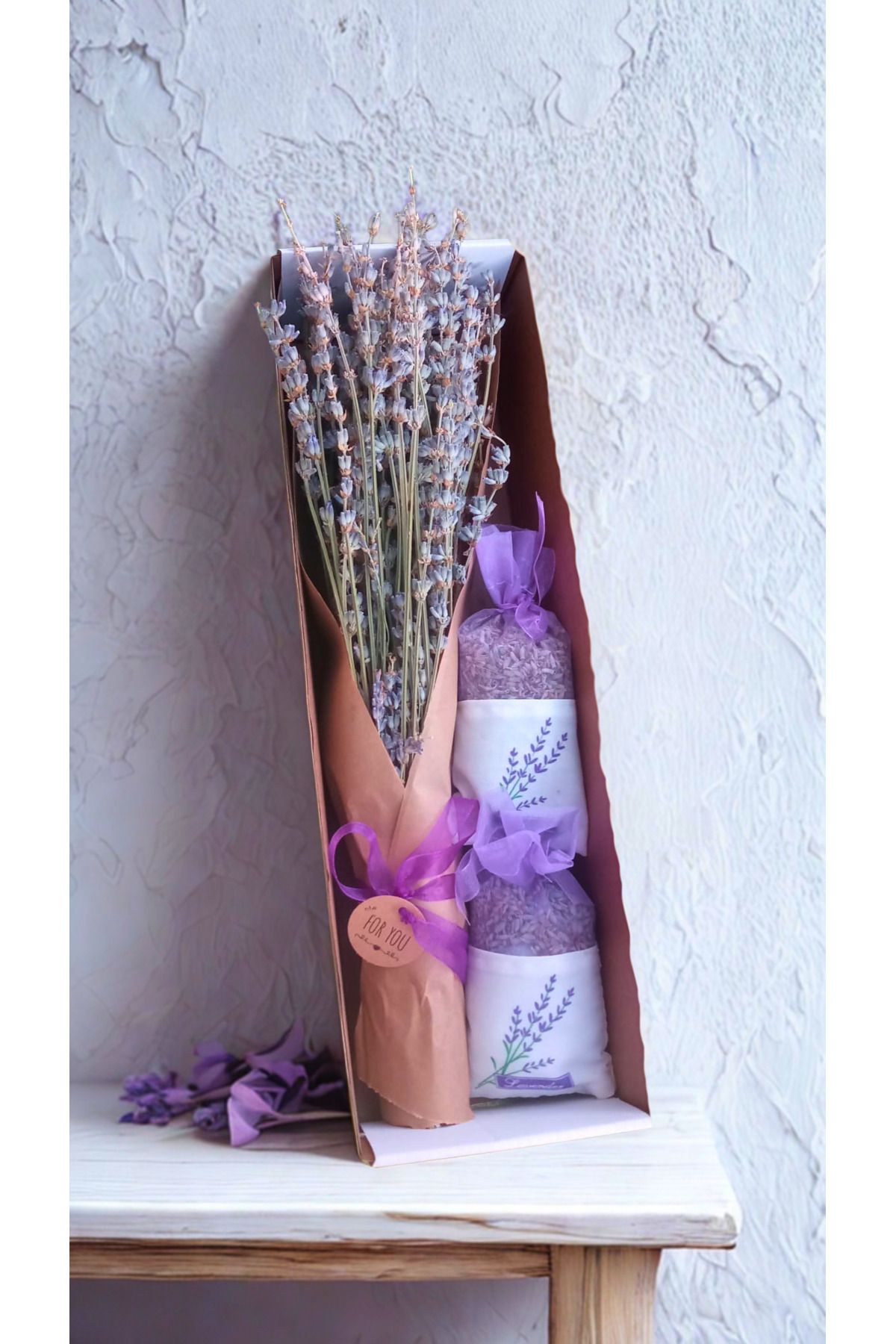 Atölye Moonlit Lavanta Demeti Buketi (35 cm) ve Lavanta Kesesi (2 adet 20'şer gram) Hediyelik Doğal Kutulu Set