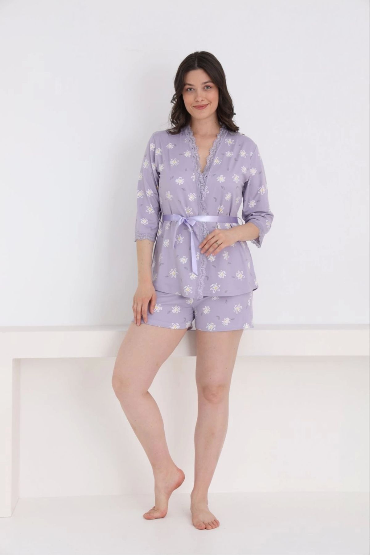 Pijamoni Kadın Milan Kumaş Sabahlıklı Dantel Detaylı Şortlu 3'lü Papatya Desenli Kadın Pijama Takımı
