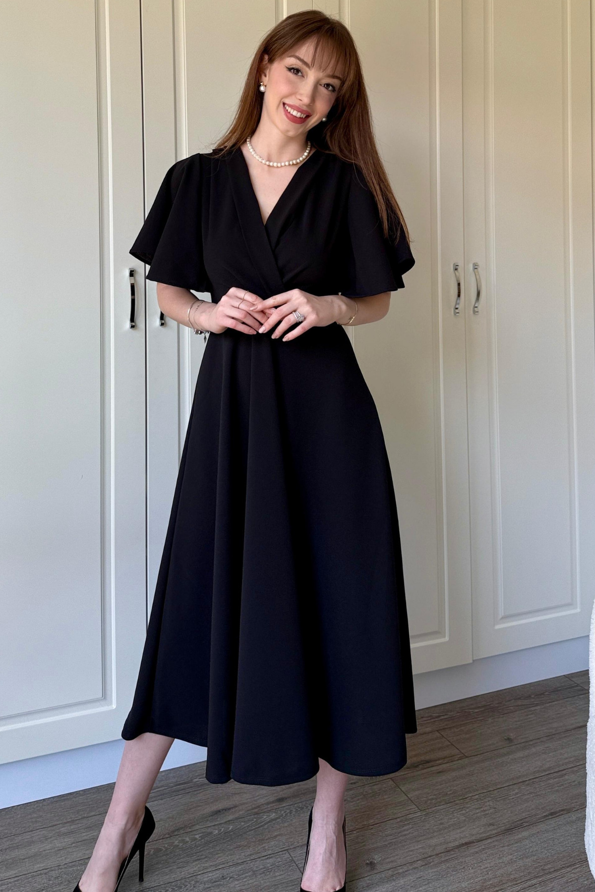 Dilay Gökoğlu Butik  Siyah Kruvaze Yaka Kolları Volanlı Midi Elbise - Görsel 7