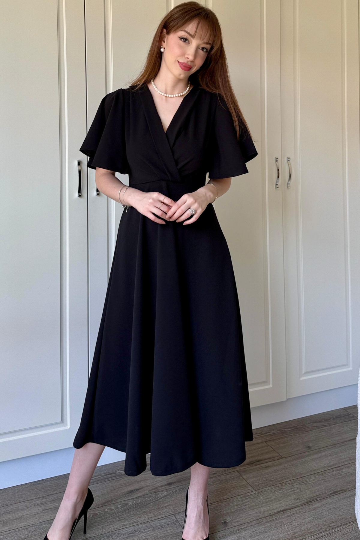 Dilay Gökoğlu Butik  Siyah Kruvaze Yaka Kolları Volanlı Midi Elbise - Görsel 5