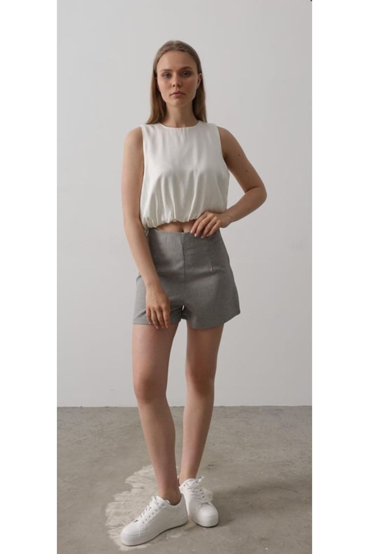 HİLALAKSESUAR10 SATEN KOLSUZ BELİ LASTİKLİ EKRU RENK BLUZ