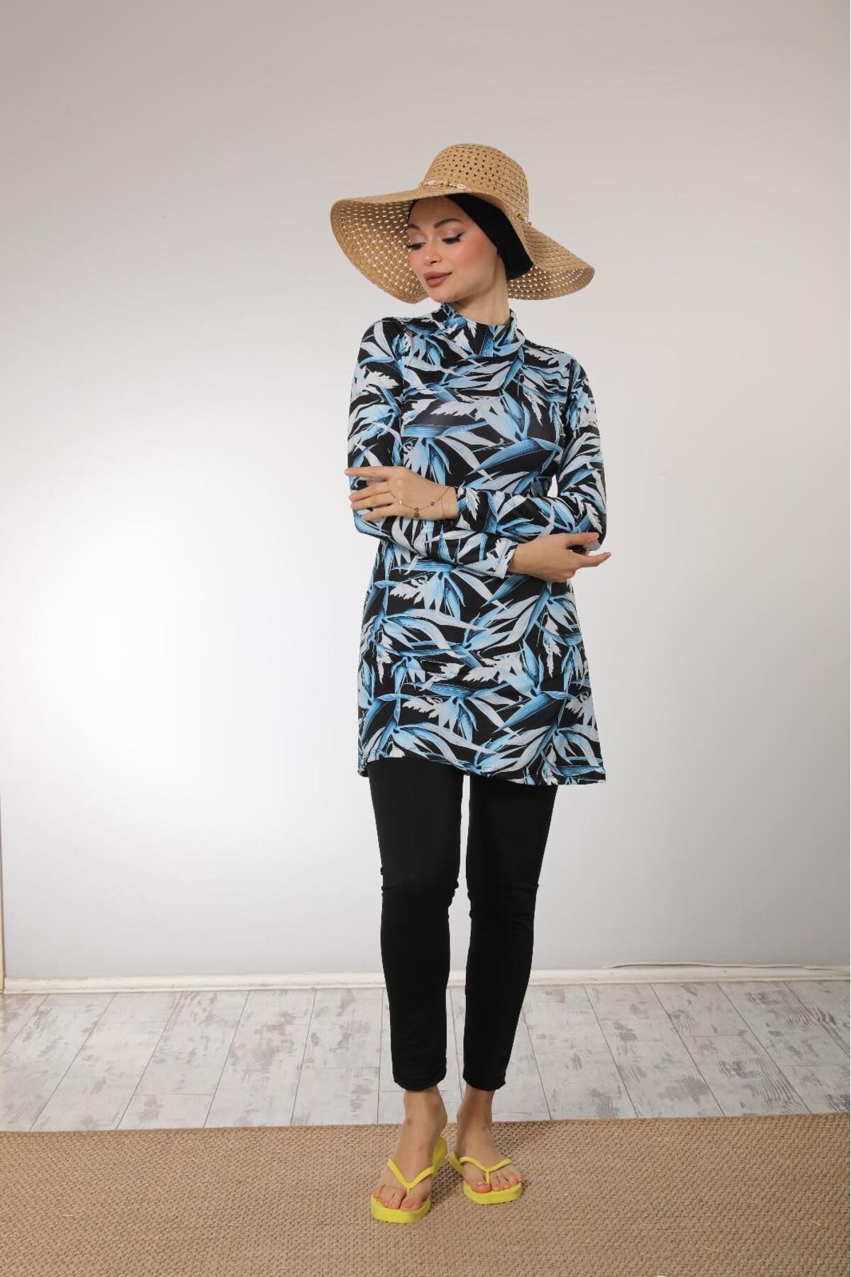 EB beachwear SİYAH ZEMİN ÜZERİNE ZAMBAK DESEN TAM KAPALI LİKRALI TESETTÜR MAYO