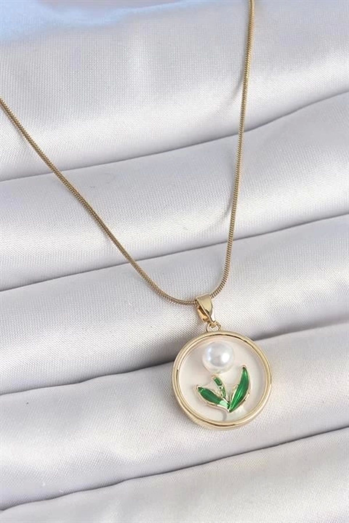 Lale Moda 316L Çelik Gold Renk Zincir Beyaz Mineli İncili Çiçek İşlemeli Portre Model Kadın Kolye
