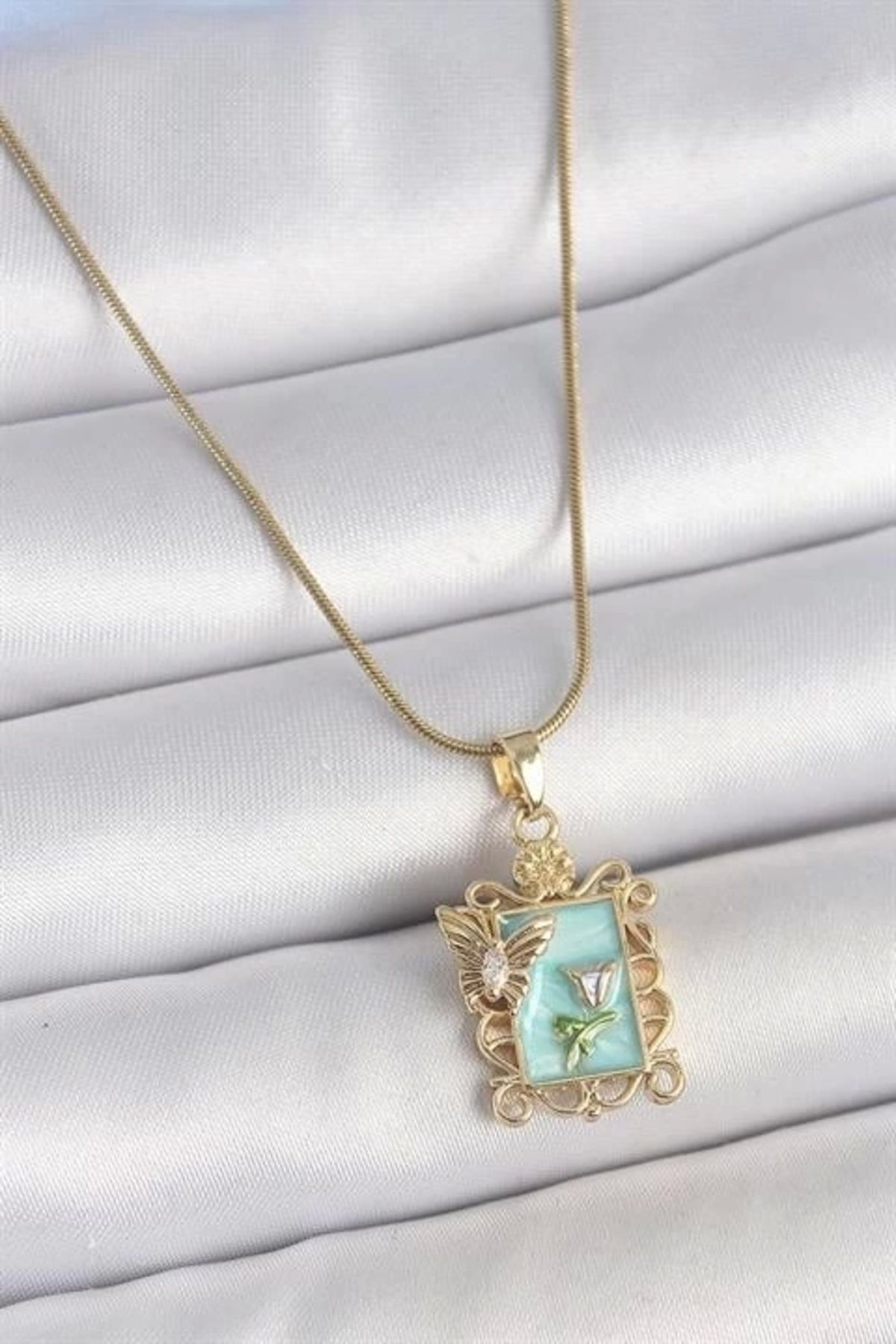 Lale Moda 316L Çelik Gold Renk Zincir Mavi Mineli Çiçek İşlemeli Zirkon Taşlı Kelebek Detay Portre Model Kadın