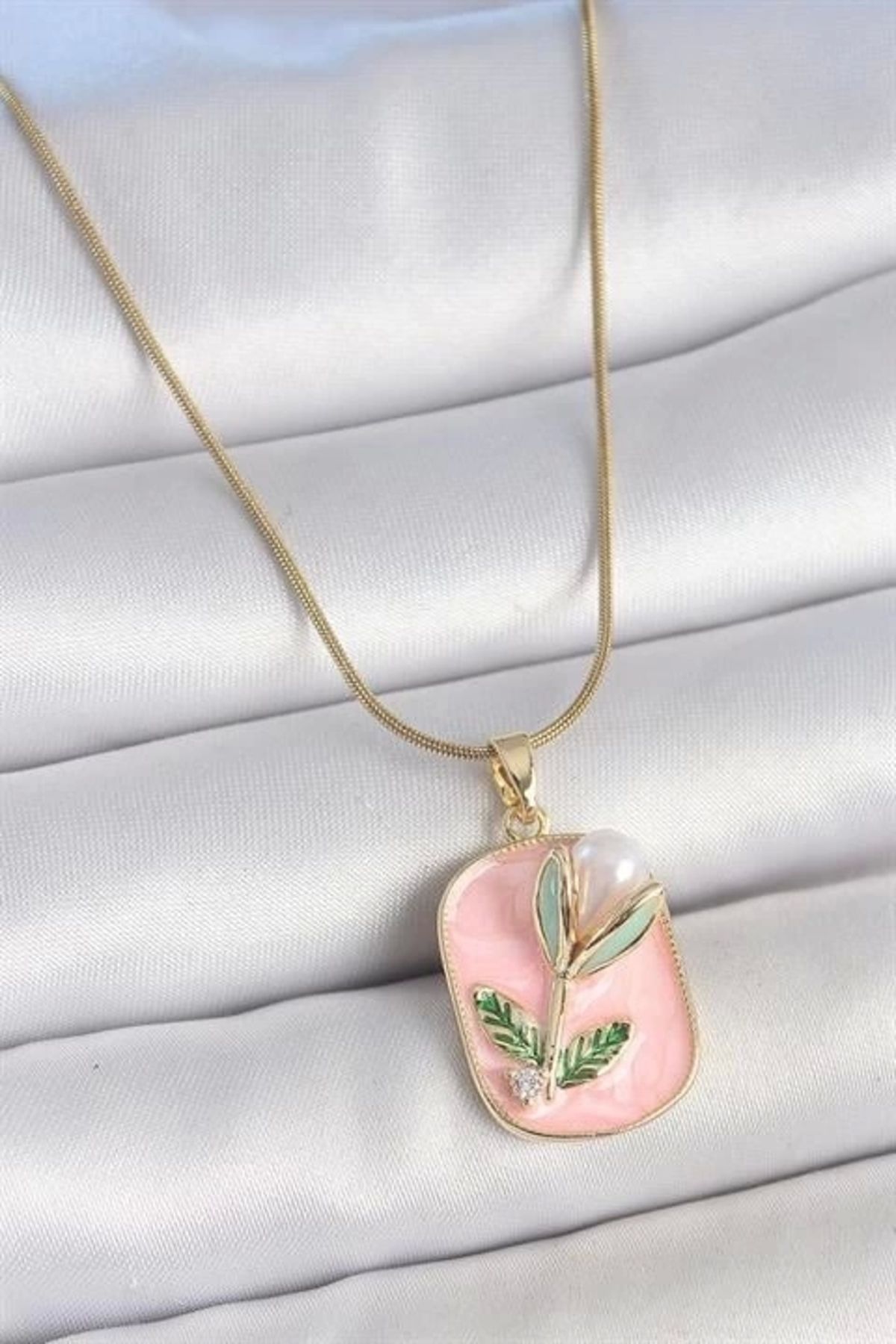Lale Moda 316L Çelik Gold Renk Zincir Pembe Mineli İncili Çiçek İşlemeli Portre Model Kadın Kolye