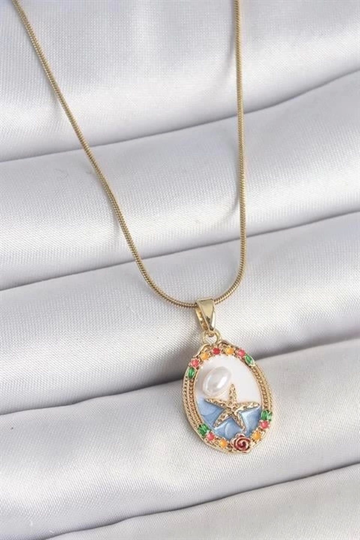 Lale Moda 316L Çelik Gold Renk Zincir Mix Renkli Deniz Yıldız İşlemeli İnci Detay Portre Model Kadın Kolye