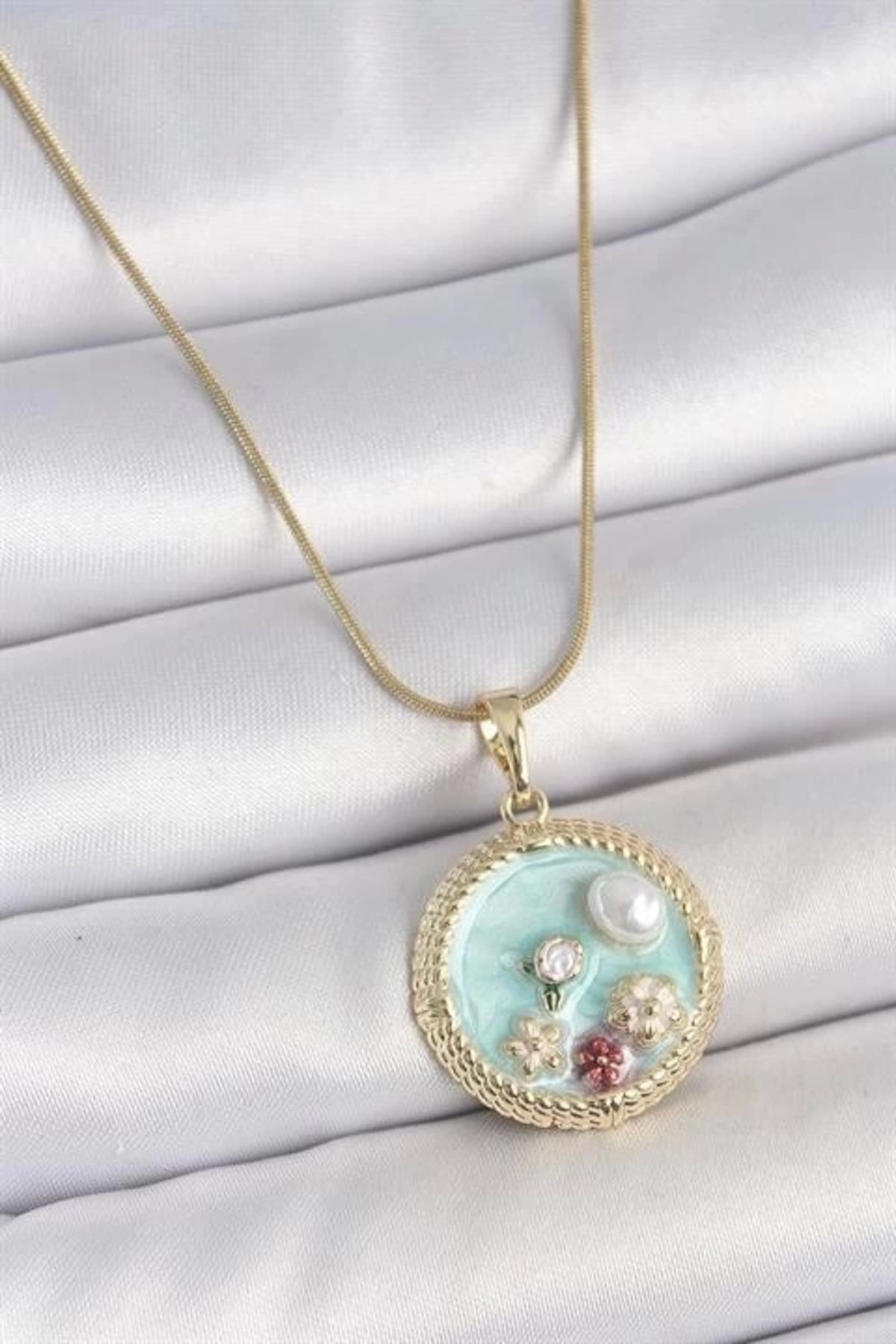 Lale Moda 316L Çelik Gold Renk Zincir Mavi Mineli İnci Çiçek İşlemeli Zirkon Taş Detaylı Madalyon Model Kadın