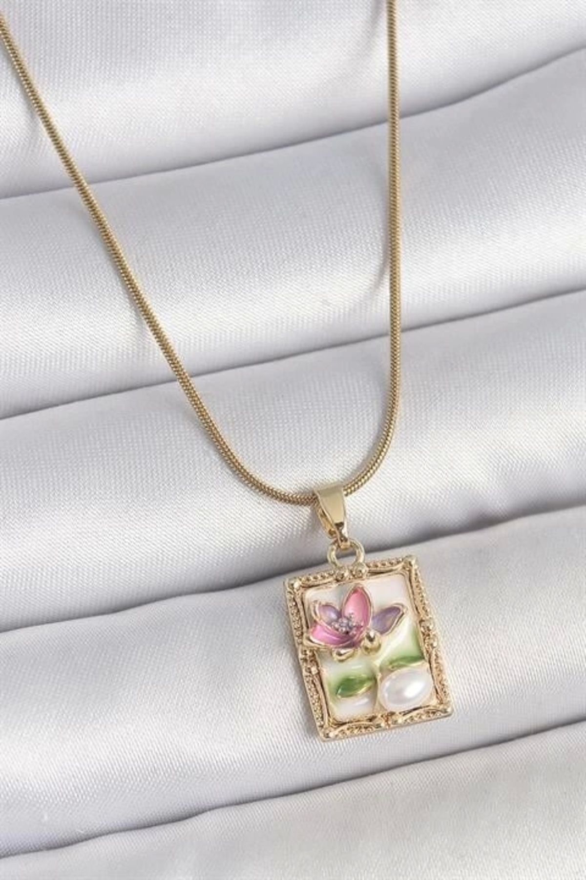 Lale Moda 316L Çelik Gold Renk Zincir Beyaz Mineli Çiçek İşlemeli İnci Detay Portre Model Kadın Kolye