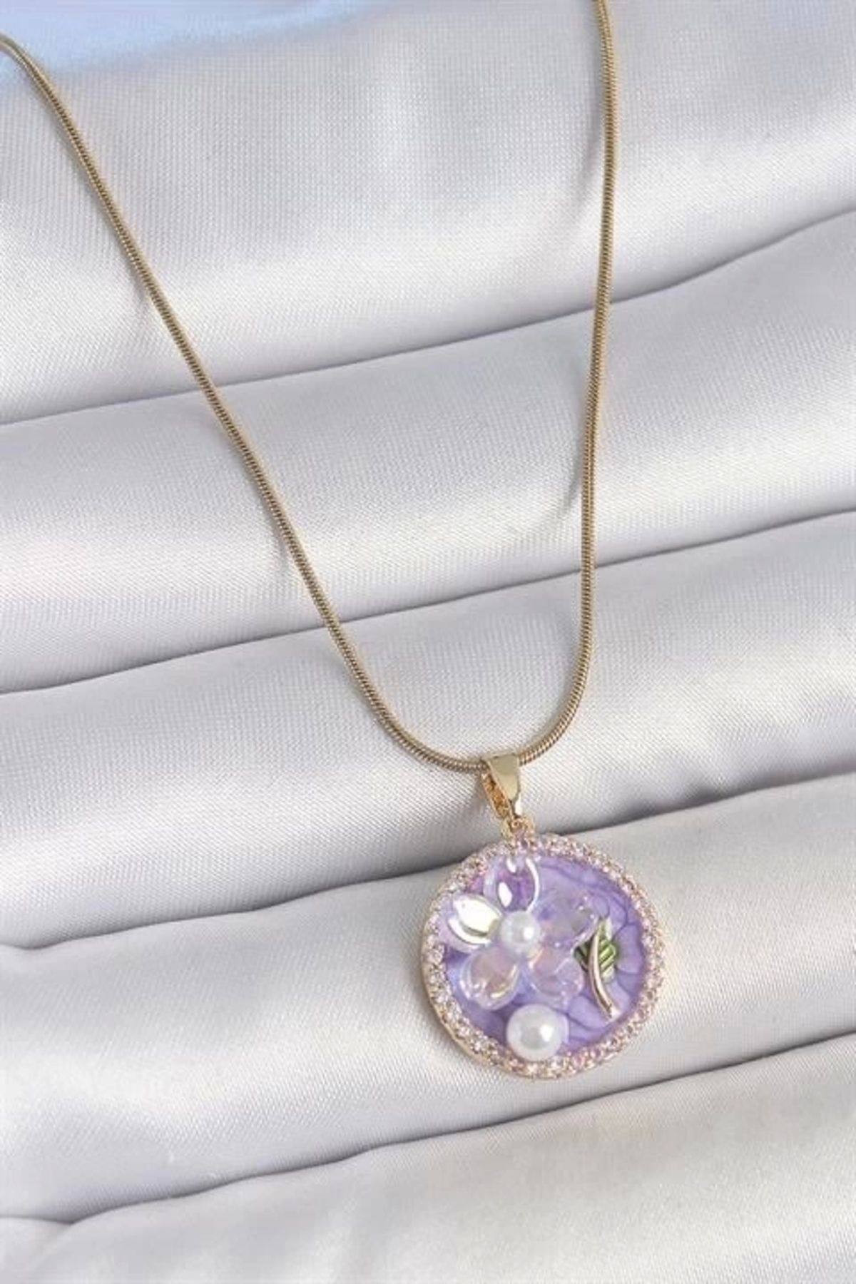 Lale Moda 316L Çelik Gold Renk Zincir Zirkon Taşlı Mor Mineli Çiçek İşlemeli İnci Detay Portre Model Kadın Kol