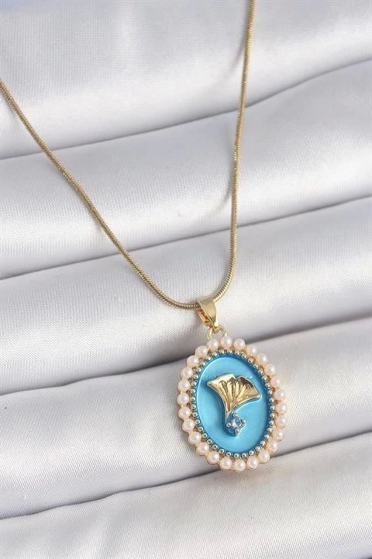 Lale Moda 316L Çelik Gold Renk Zincir Mavi Mineli İncili Zirkon Taşlı Çiçek İşlemeli Portre Model Kadın Kolye