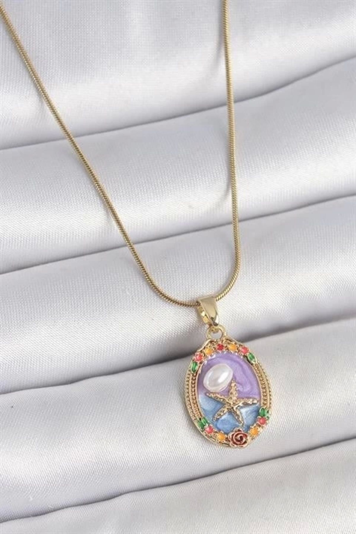 Lale Moda 316L Çelik Gold Renk Zincir Mix Renk Deniz Yıldız İşlemeli Renki Çiçek Detay Portre Model Kadın Koly